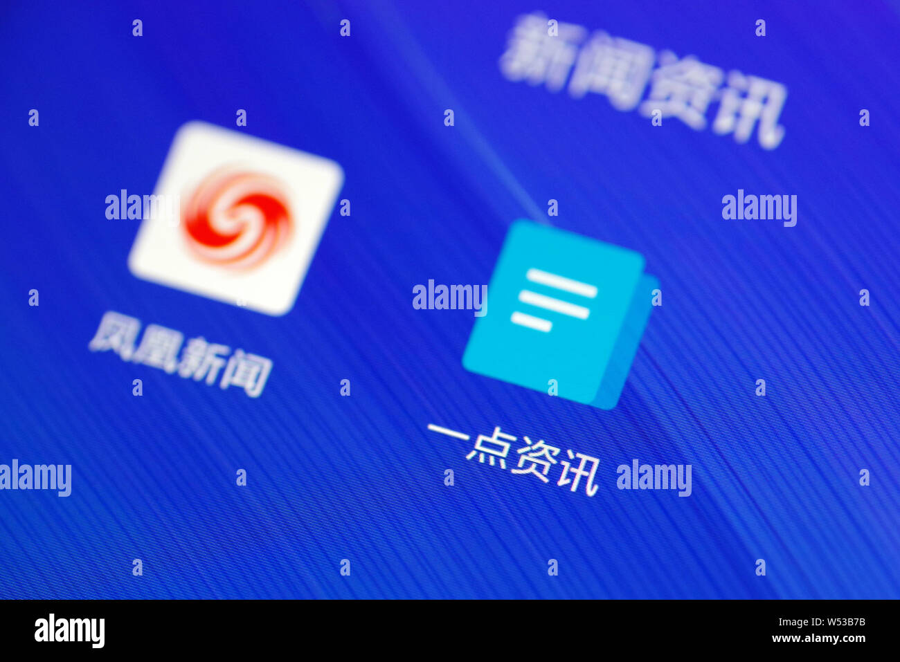 --FILE - Consente di visualizzare le icone di cinesi aggregatore di notizie Yidianzixun, destra e Phoenix News su uno smartphone in Ji'nan city, est della Cina di provincia di Shandong, Foto Stock