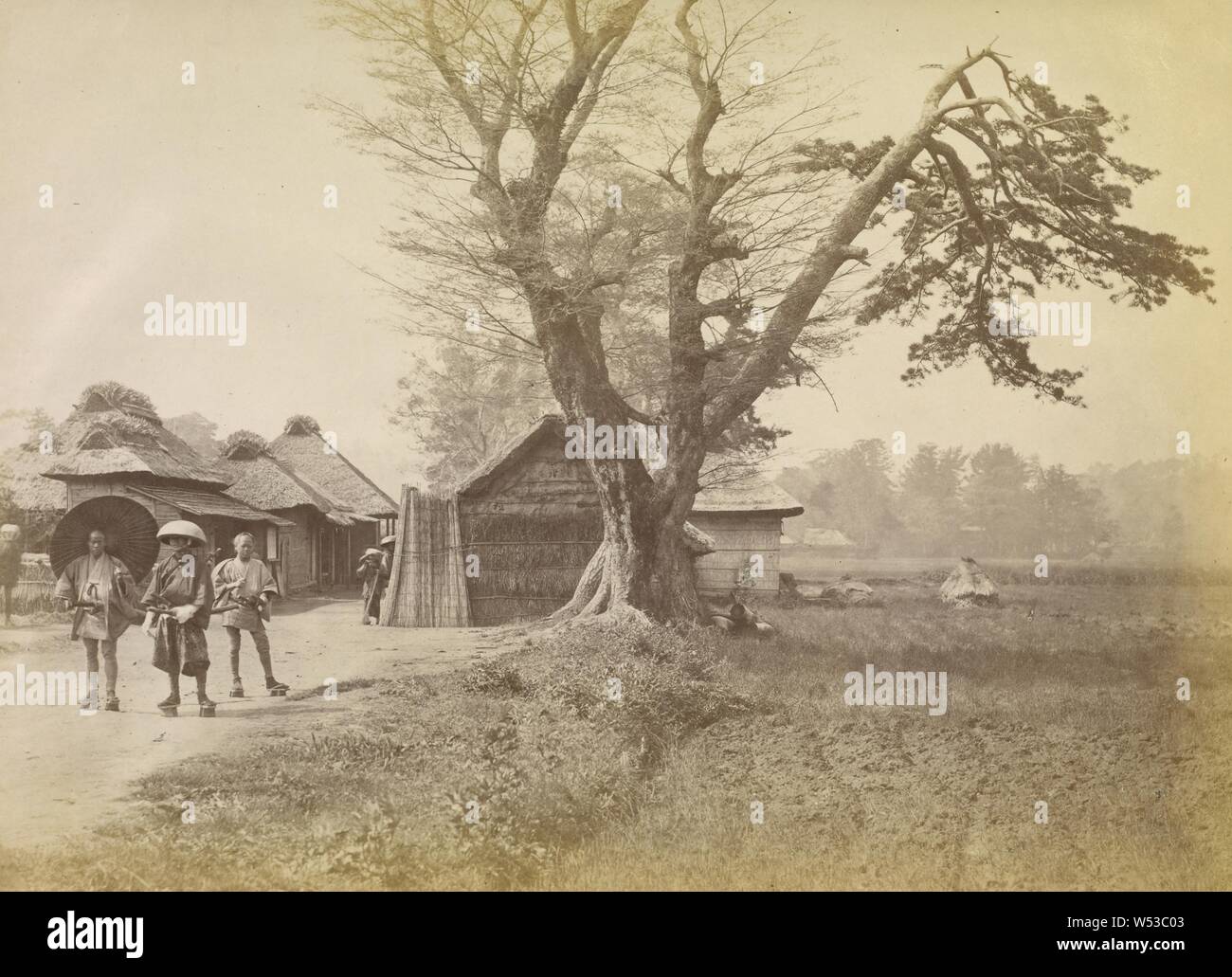 Vista sulla Linea Tokaido, Felice Beato (inglese, nato in Italia, 1832 - 1909), Giappone, 1863 - 1868, albume silver stampa, 21 × 28,8 cm (8 1/4 × 11 5/16 in Foto Stock