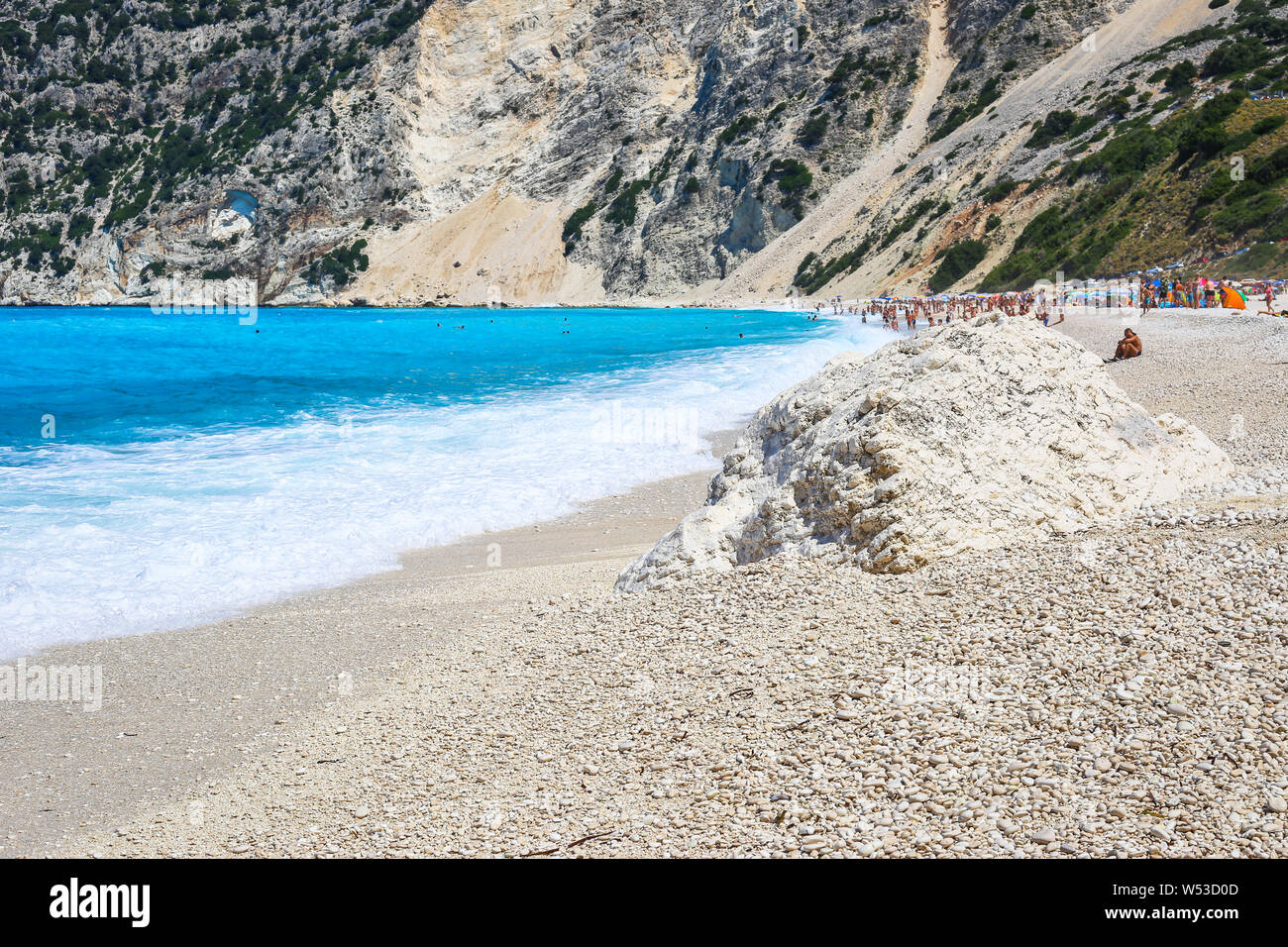 Famosa spiaggia di Myrtos sull'isola di Cefalonia, una delle più belle spiagge in Grecia. Foto Stock