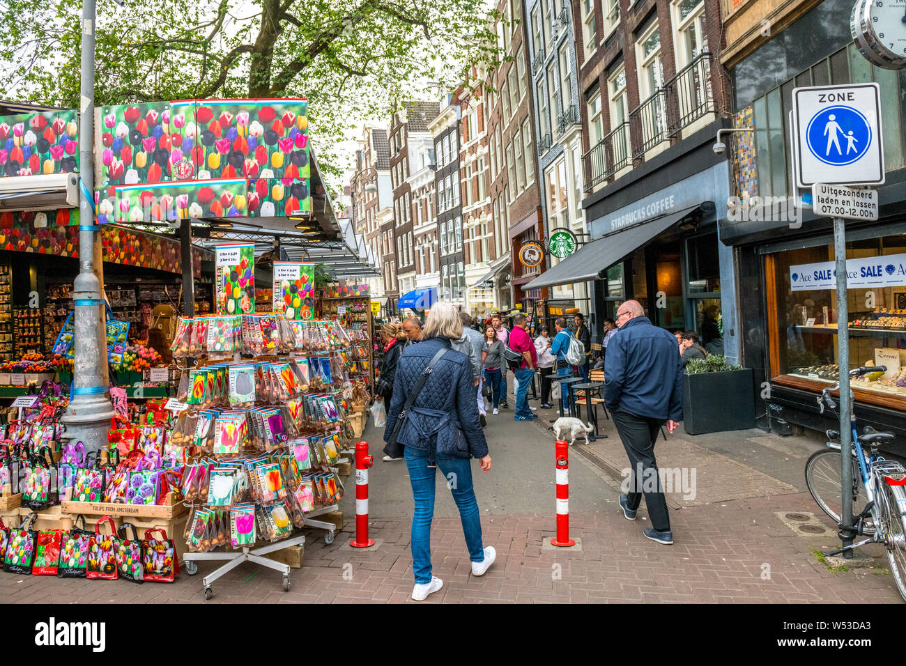 I clienti del mercato dei fiori di Amsterdam, Olanda. Foto Stock