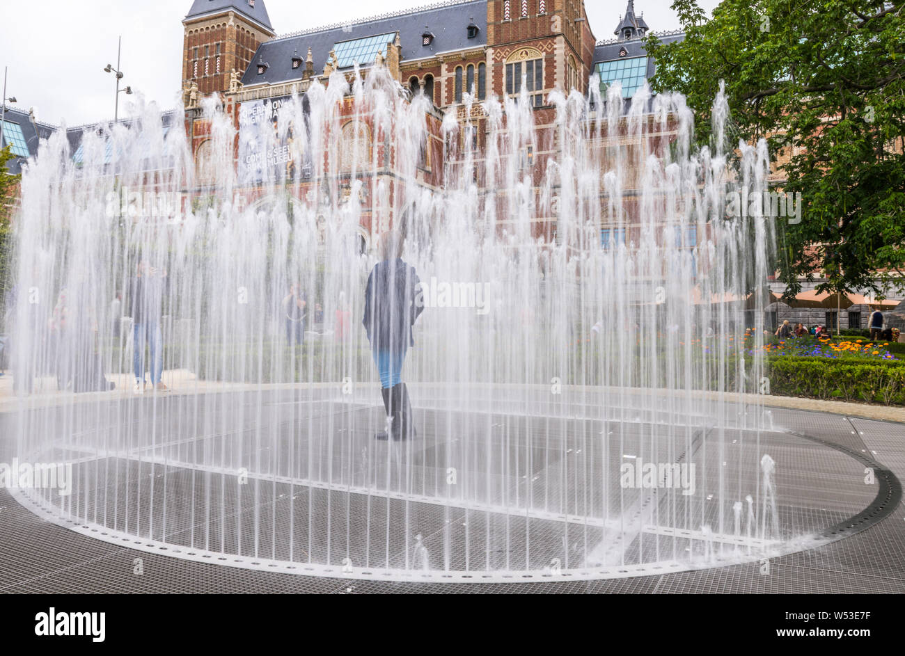 Divertimento fontane d'acqua nel giardino del Rijksmuseum, Amsterdam, Olanda. Foto Stock