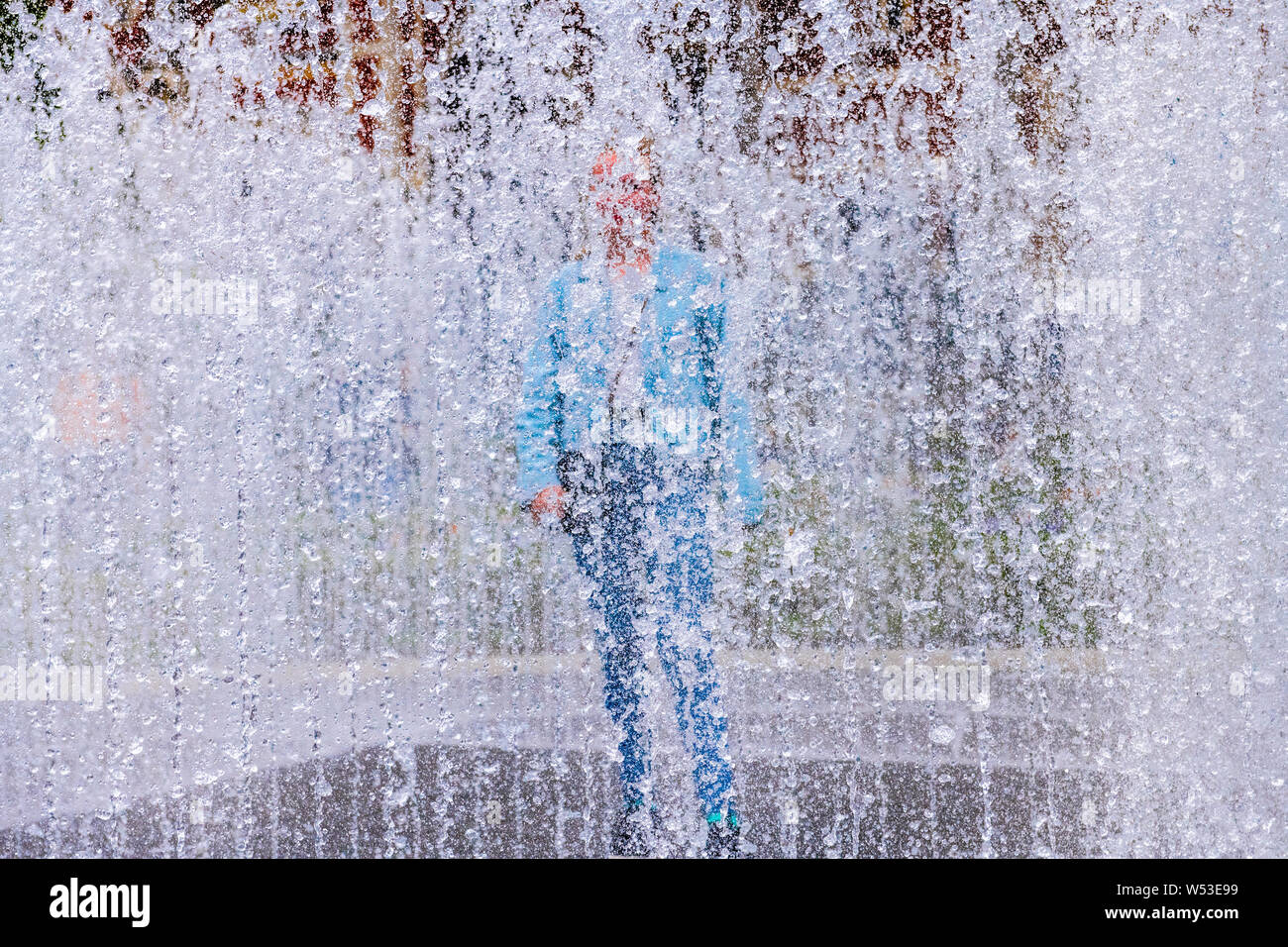 Divertimento fontane d'acqua nel giardino del Rijksmuseum, Amsterdam, Olanda. Foto Stock