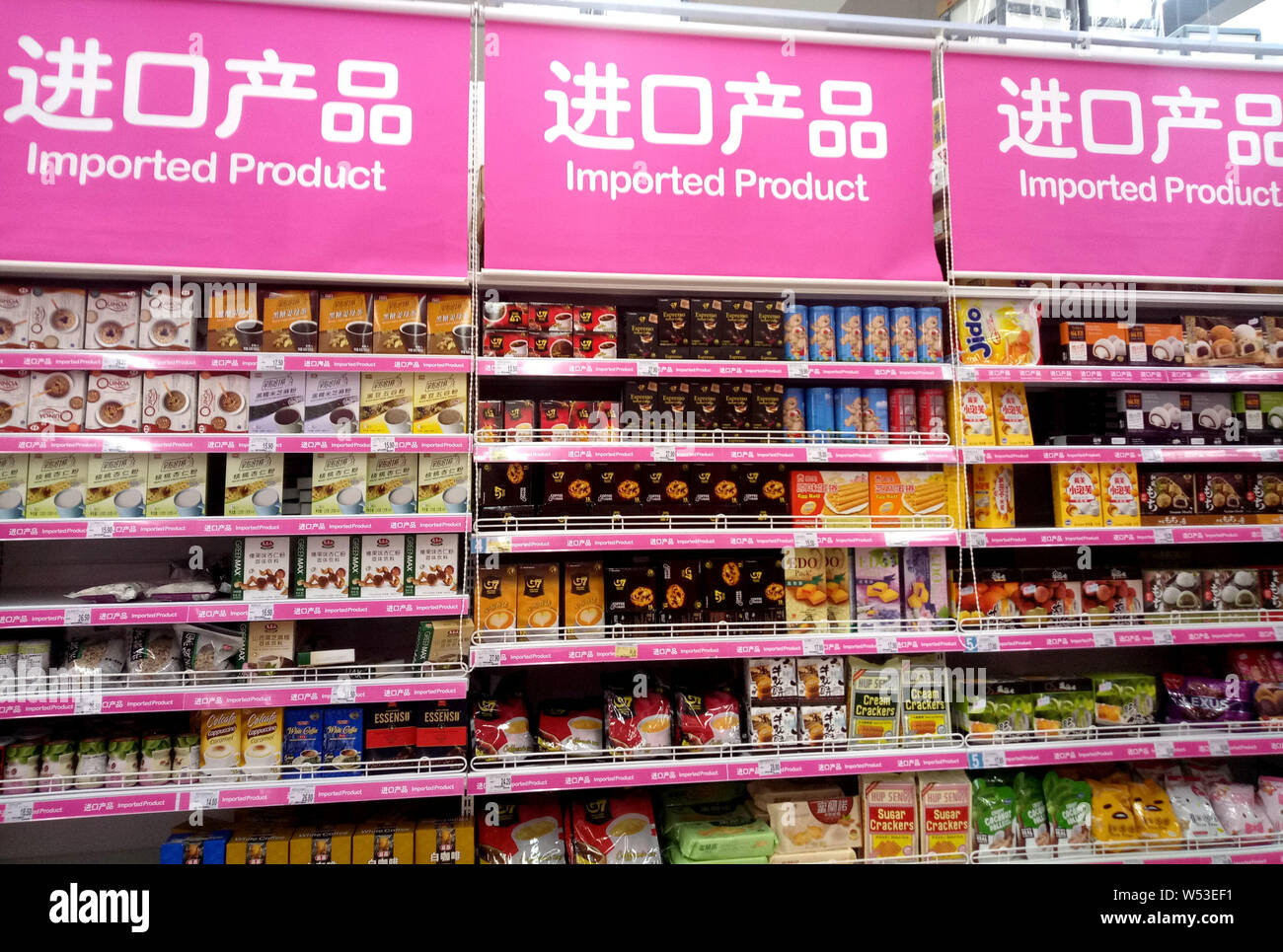 --FILE--Vista di prodotti importati per la vendita in un supermercato in Cina a Shanghai, 29 ottobre 2018. Della Cina di nuovi tagli tariffari che coprono una vasta gamma di Foto Stock