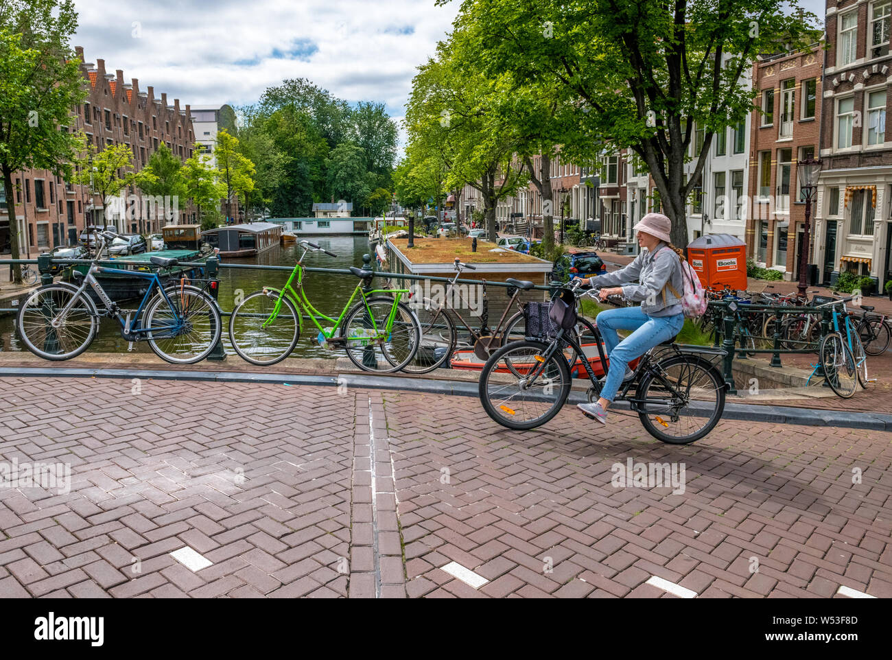 I ciclisti in bici accogliente città di Amsterdam, Olanda Foto Stock