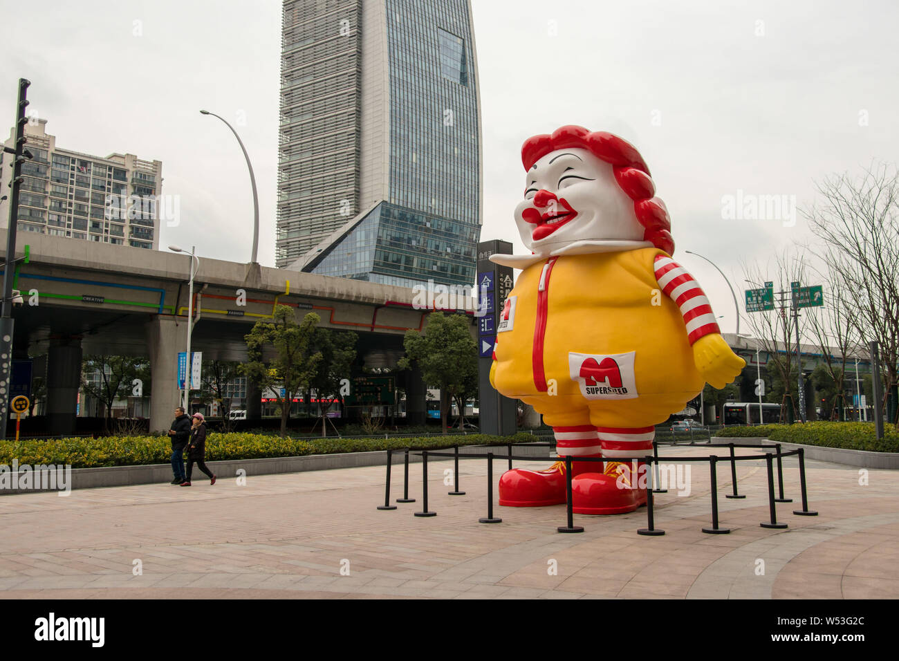Una 10-metro-tall chubby Ronald McDonald scultura è sul display a Wujiaochang l area dello shopping in Yangpu District, Shanghai, Cina, 7 gennaio 2019. Un 1 Foto Stock
