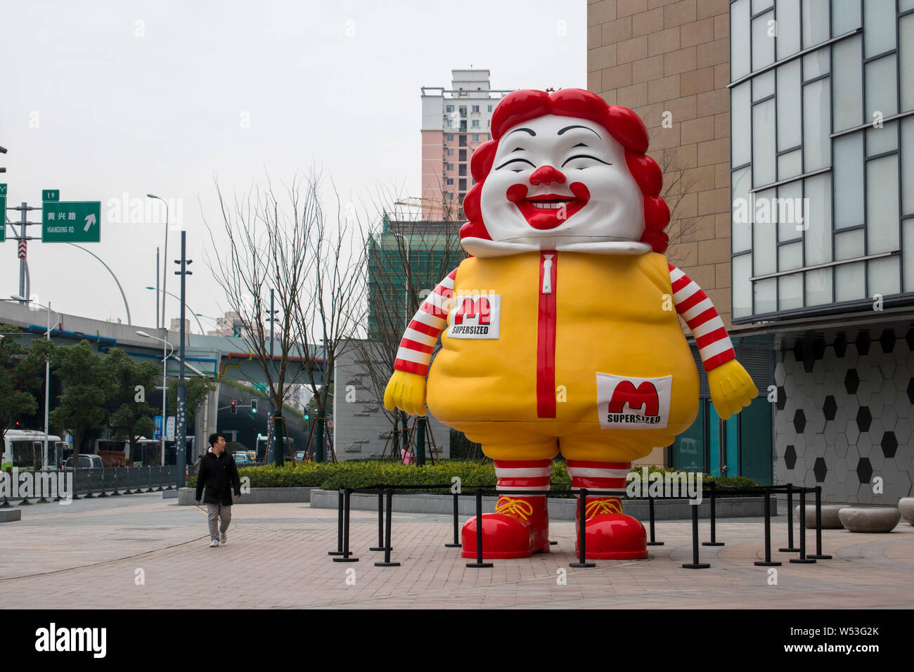 Una 10-metro-tall chubby Ronald McDonald scultura è sul display a Wujiaochang l area dello shopping in Yangpu District, Shanghai, Cina, 7 gennaio 2019. Un 1 Foto Stock