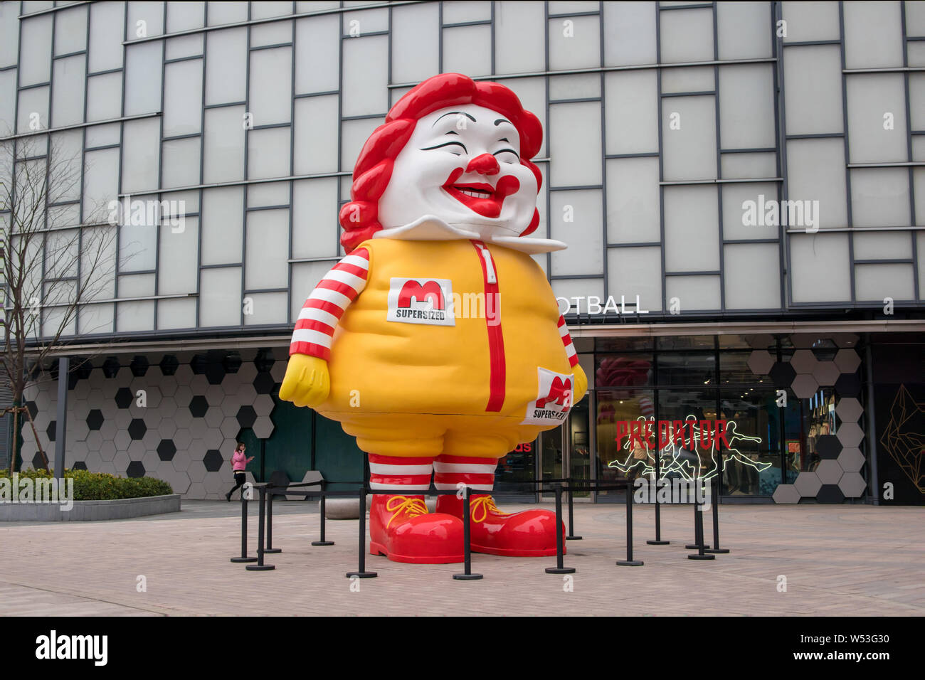 Una 10-metro-tall chubby Ronald McDonald scultura è sul display a Wujiaochang l area dello shopping in Yangpu District, Shanghai, Cina, 7 gennaio 2019. Un 1 Foto Stock
