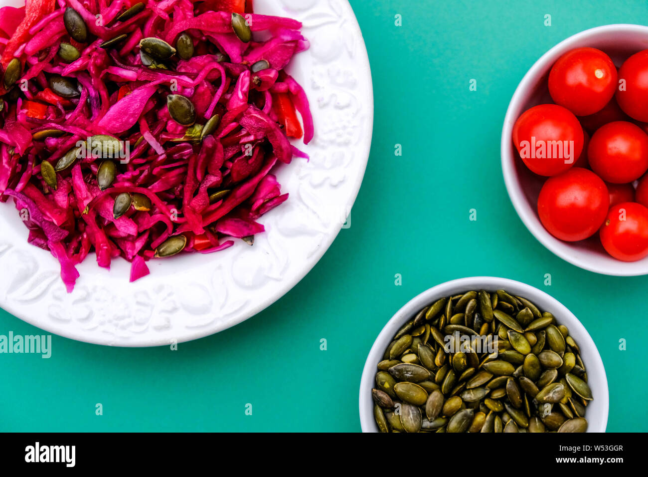 Sana rosso vegetariano insalata di cavolo con semi di zucca e verdure Foto Stock