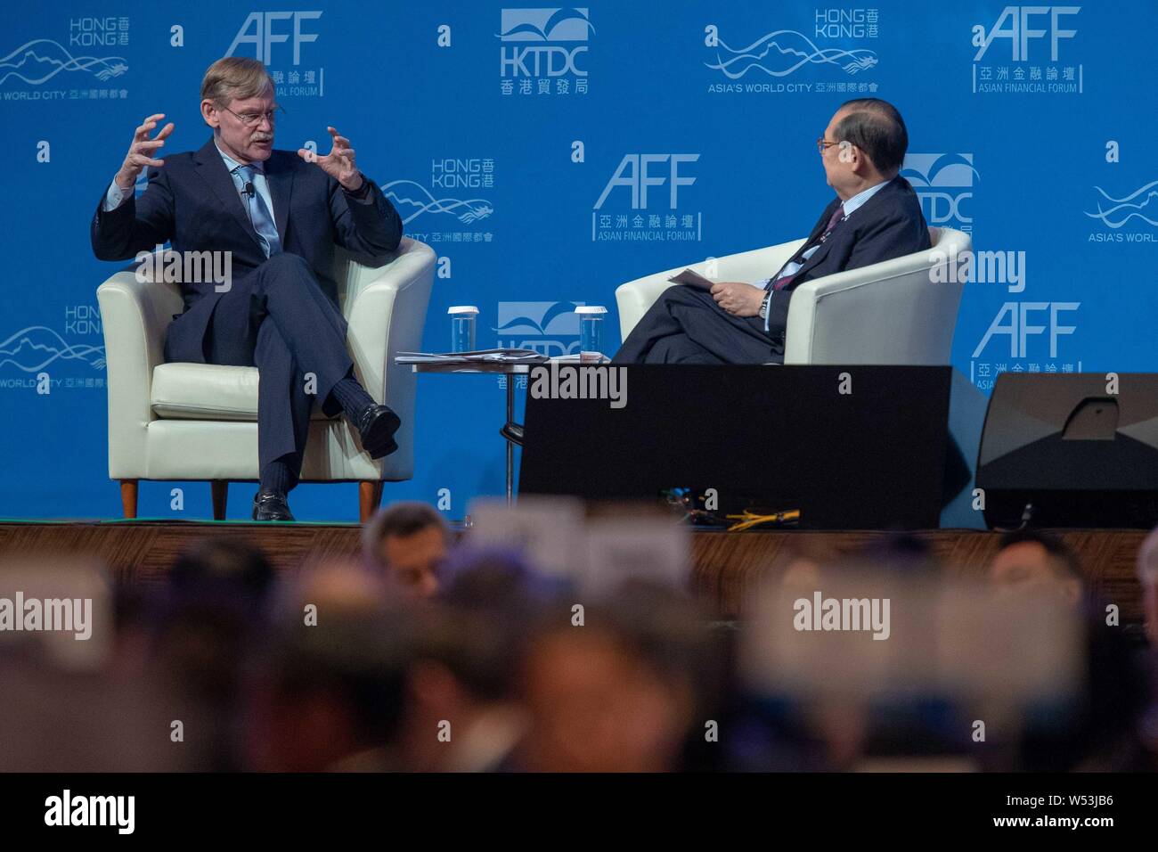 Robert Zoellick, sinistra, ex presidente del Gruppo della Banca Mondiale, colloqui con Victor Chu Lili, Presidente e CEO di primo Eastern Investment Group, al Foto Stock