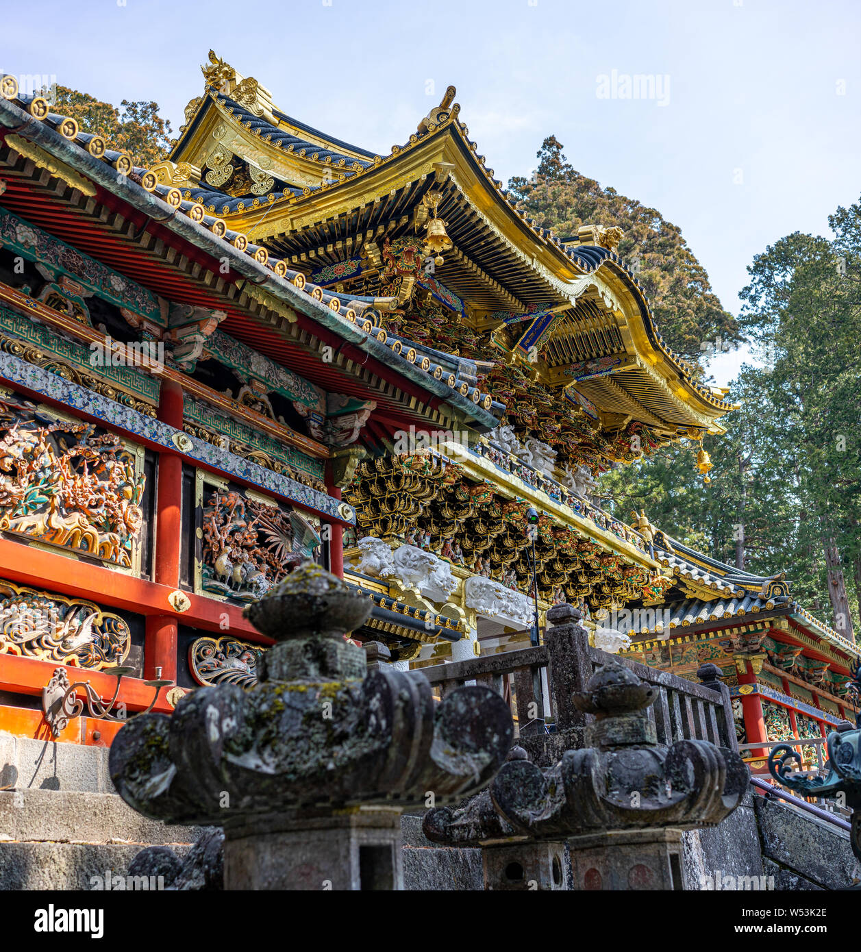 La Porta Yomeimon. In Giappone il più ornato struttura, dando fuori da una maestosa e imponente aria con i suoi intricati decorazioni e funzionalità. Nikko, Giappone Foto Stock