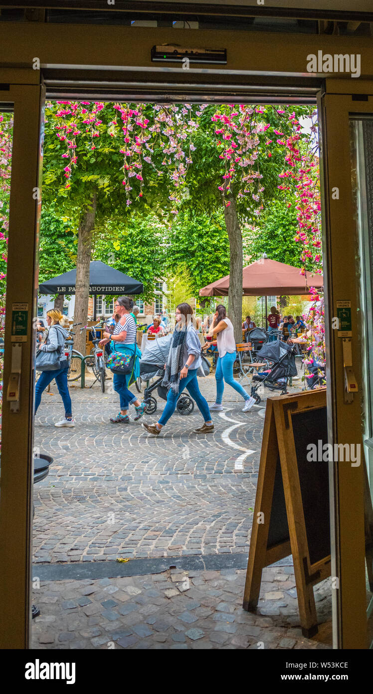 Passeggiate turistiche da fuori Le Pain Quotidien o pane quotidiano in Simon Stevin square, Bruges, Belgio. Foto Stock