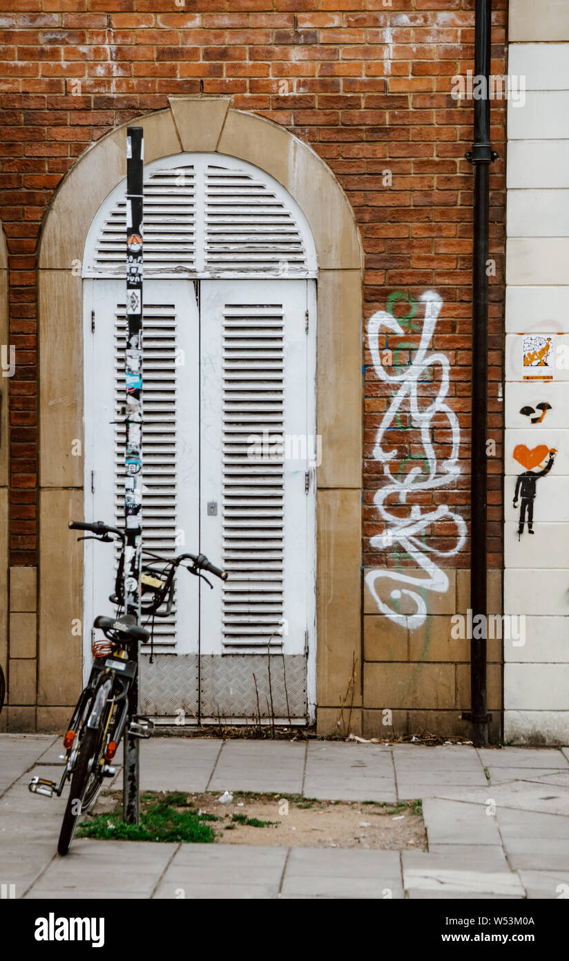 Le biciclette parcheggiate nelle aree urbane e alla moda di Stokes Croft in Bristol Foto Stock