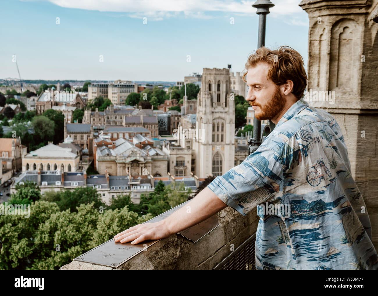 Un giovane uomo a Cabot Tower in Brandon Hill Park a Bristol, Inghilterra sudoccidentale Foto Stock