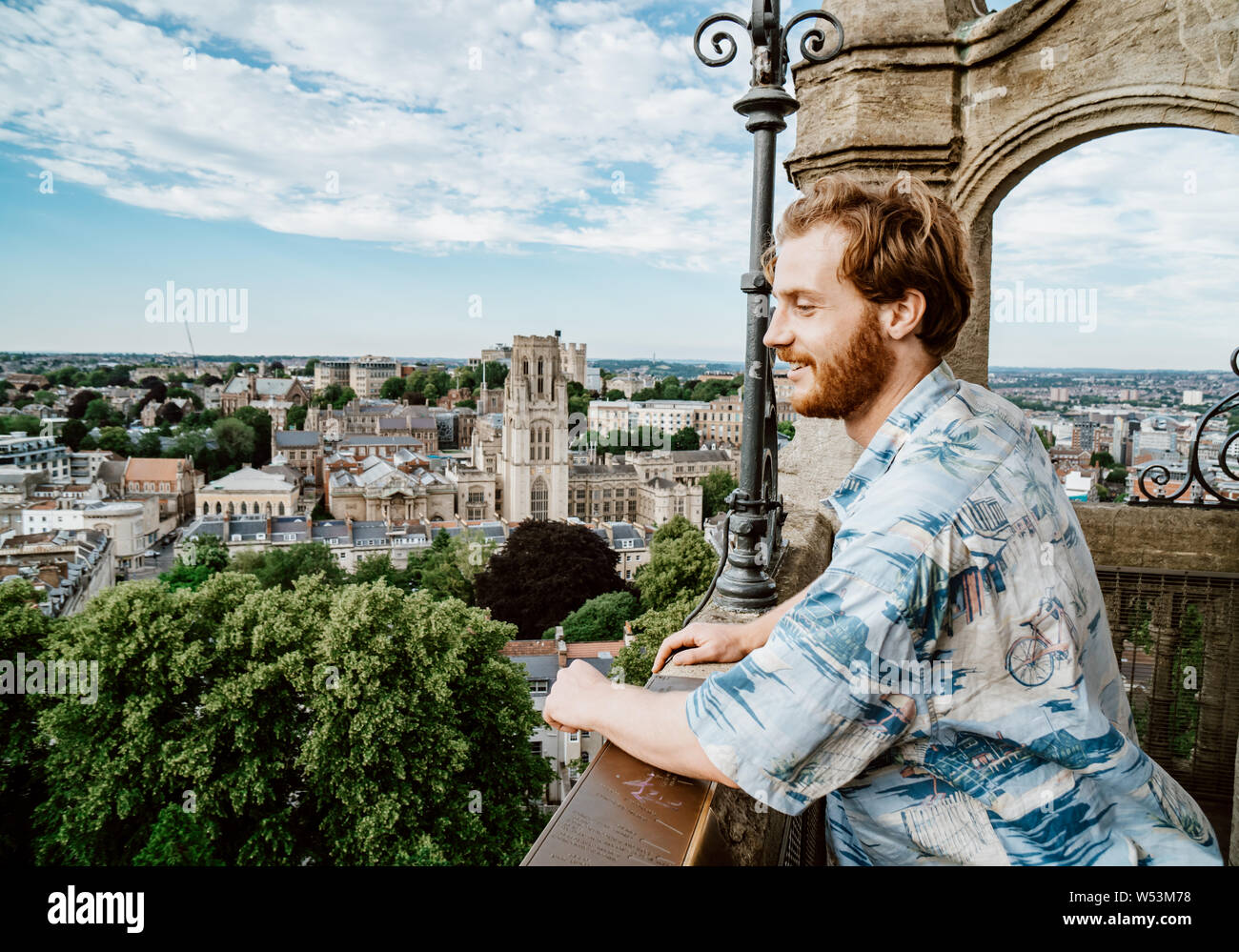 Un giovane uomo a Cabot Tower in Brandon Hill Park a Bristol, Inghilterra sudoccidentale Foto Stock