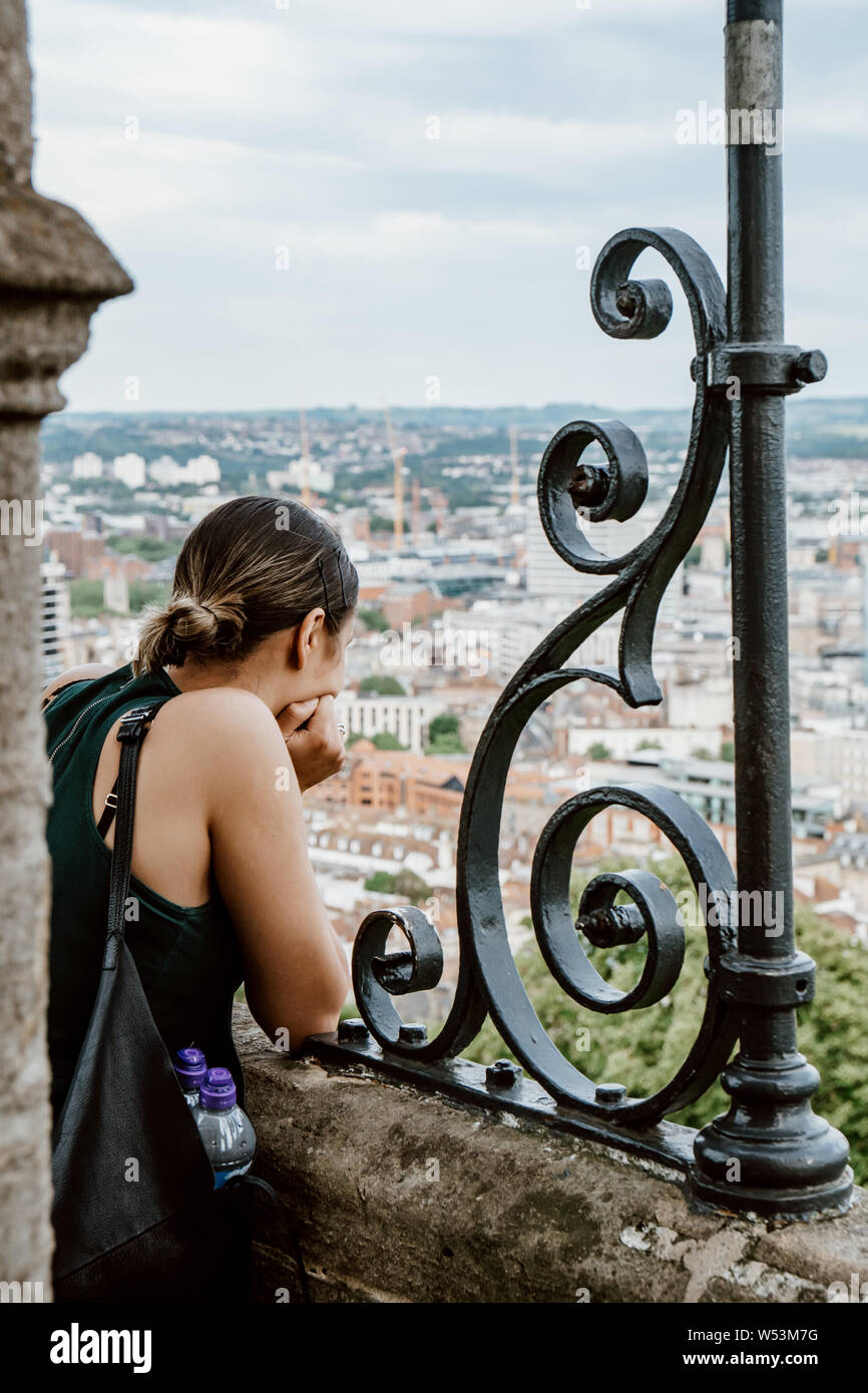 Una giovane donna a Cabot Tower in Brandon Hill Park a Bristol, Inghilterra sudoccidentale Foto Stock