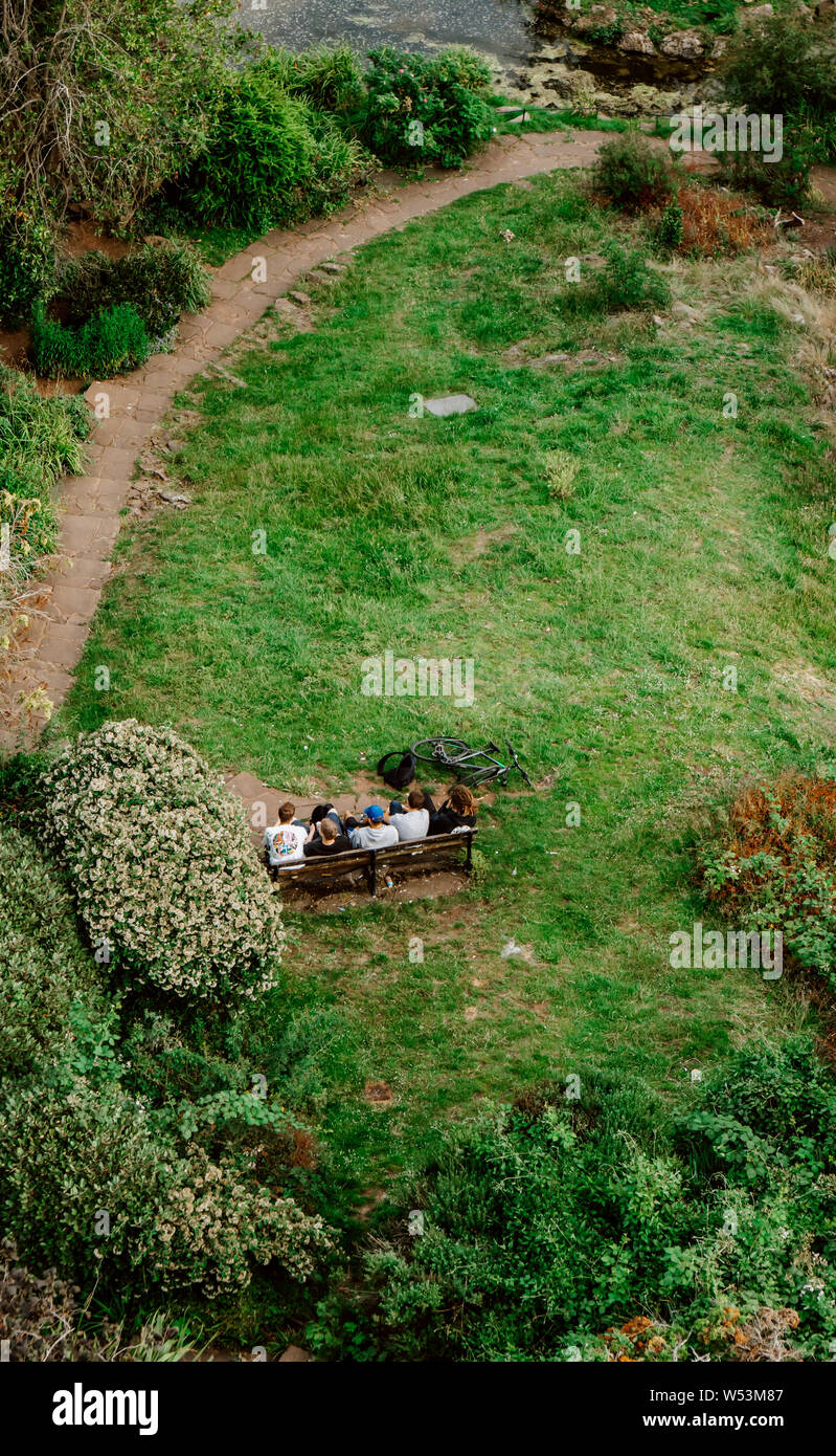 Vista di Brandon Hill park da Cabot Tower dove un gruppo di giovani uomini sono rilassanti. Foto Stock