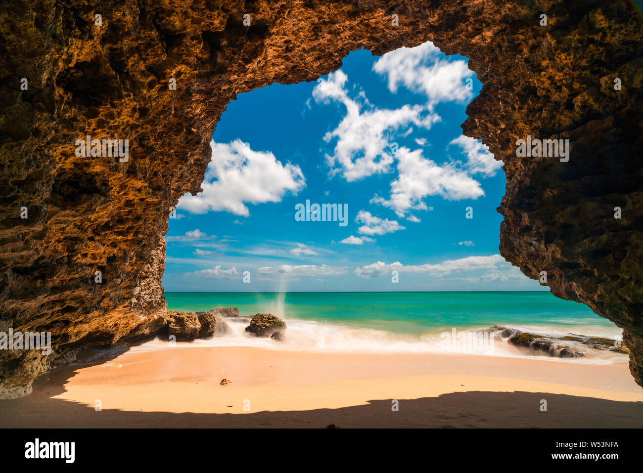 Vista incredibile sulla spiaggia tropicale dalla grotta di montagna. Foto Stock