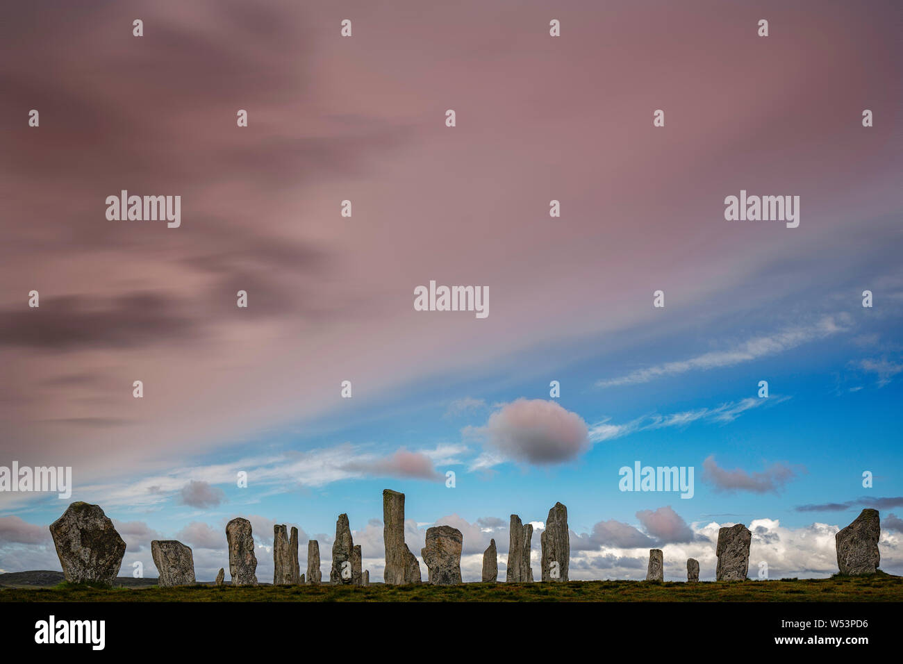 Le principali pietre di Callanish sotto cieli bui Foto Stock