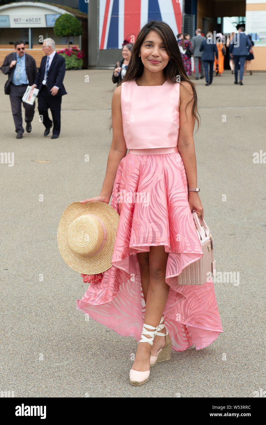 Ascot Racecourse, Ascot, Regno Unito. 26 Luglio, 2019. Komal Sharma da Londra ha un aspetto elegante in una rosa abito increspato. Credito: Maureen McLean/Alamy Live News Foto Stock