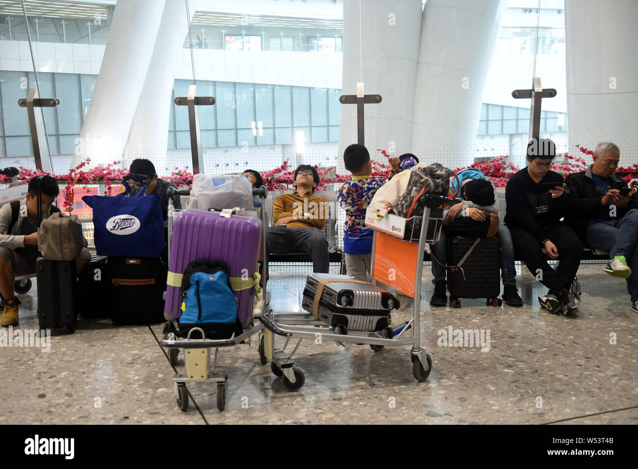 Passeggeri attendere per loro convogli durante il Festival di Primavera di viaggio rush, noto anche come "Chunyun', ad Hong Kong in West Kowloon Station del Guangzh Foto Stock