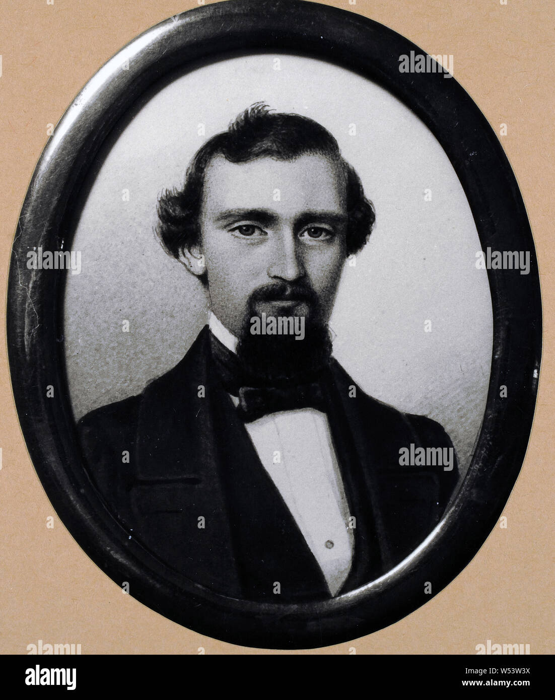 Attribuito a Elise Arnberg, Sconosciuto gentleman, pittura, tempera, acquerello su carta, ovale, telaio di ottone, altezza 9,4 cm (3,7 pollici), larghezza 7,4 cm (2,9 pollici) Foto Stock