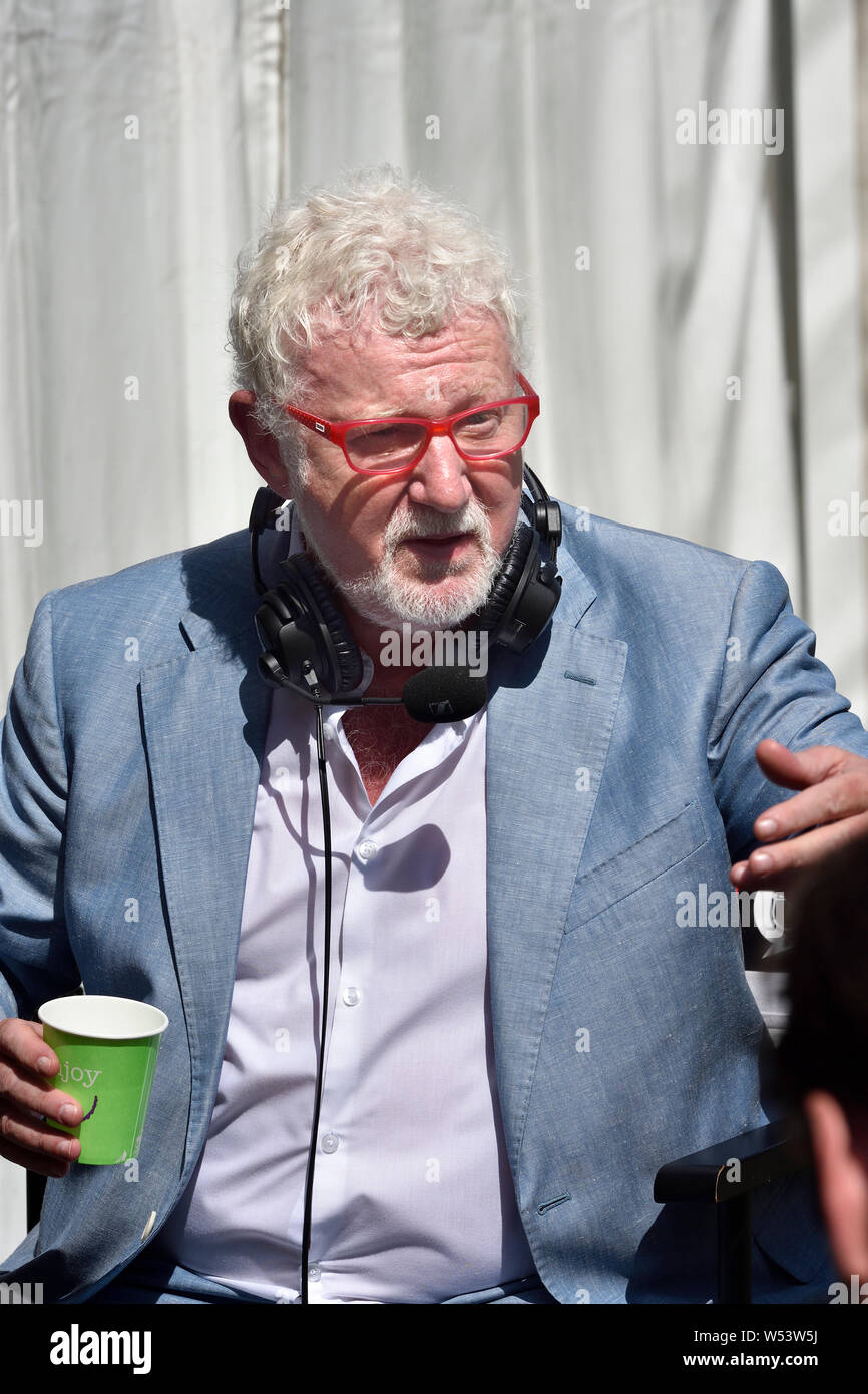 Jerry Hayes - barrister, emittente e ex mp conservatore - su College Green, Westminster il giorno Boris Johnson divenne primo ministro, 24 J Foto Stock