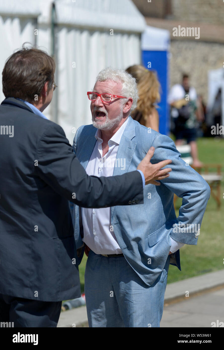 Jerry Hayes - barrister, emittente e ex mp conservatore - su College Green, Westminster il giorno Boris Johnson divenne primo ministro, 24 J Foto Stock