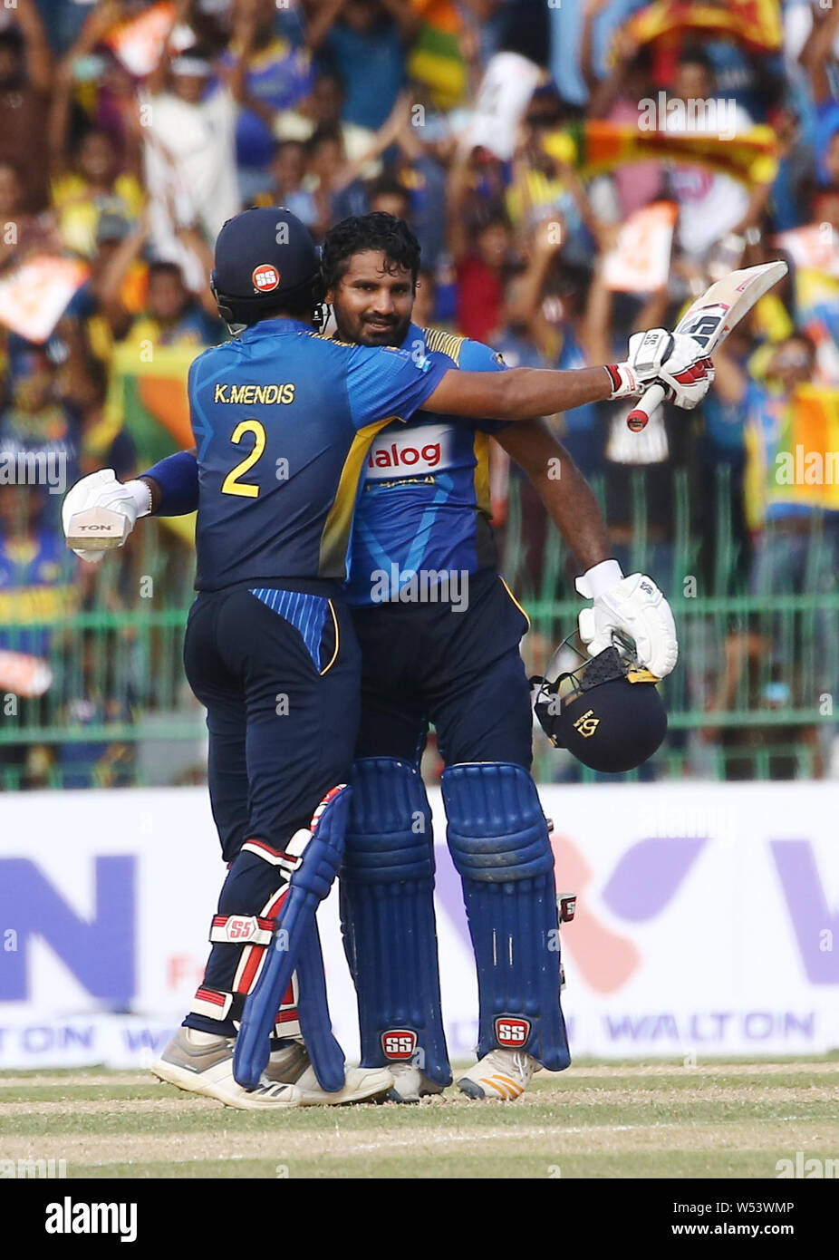 Luglio 26, 2019, Colombo, provincia occidentale, Sri Lanka: dello Sri Lanka cricketer Kusal Perer(R) punteggio celebra un secolo come compagno di squadra Kusal Mendis(L) durante la prima Giornata internazionale della partita di cricket tra Sri Lanka e del Bangladesh al R.Premadasa Stadium a Colombo in data 26 luglio 2019. Credito: Pradeep Dambarage/ZUMA filo/Alamy Live News Foto Stock