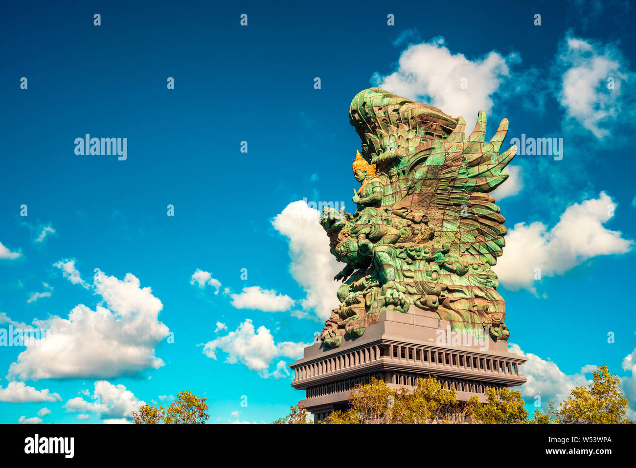 Garuda Wisnu Kencana statua (anche GWK statua) è un 122-metro di altezza statua situato in Garuda Wisnu Kencana Parco Culturale, Bali, Indonesia. Foto Stock