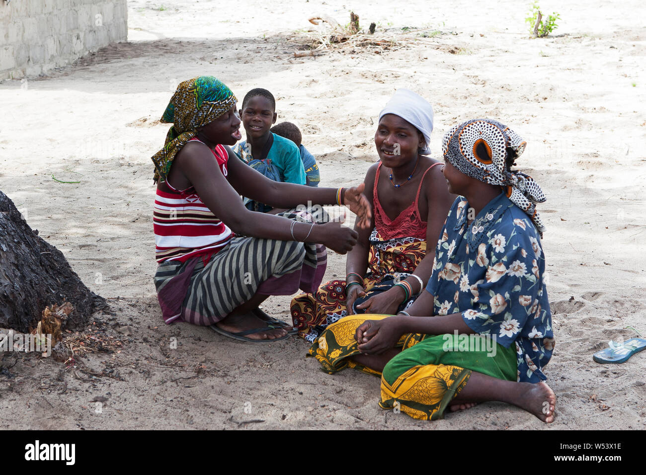 Villaggio locale donne africane in chat, sostenuto da progetti di sviluppo delle mine che aiutano a migliorare i mezzi di sussistenza, come con le tasse scolastiche e le uniformi. Foto Stock