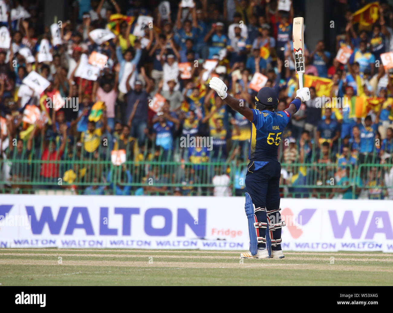 Luglio 26, 2019, Colombo, provincia occidentale, Sri Lanka: dello Sri Lanka cricketer Kusal Perer punteggio celebra un secolo durante la prima Giornata internazionale della partita di cricket tra Sri Lanka e del Bangladesh al R.Premadasa Stadium a Colombo in data 26 luglio 2019. Credito: Pradeep Dambarage/ZUMA filo/Alamy Live News Foto Stock