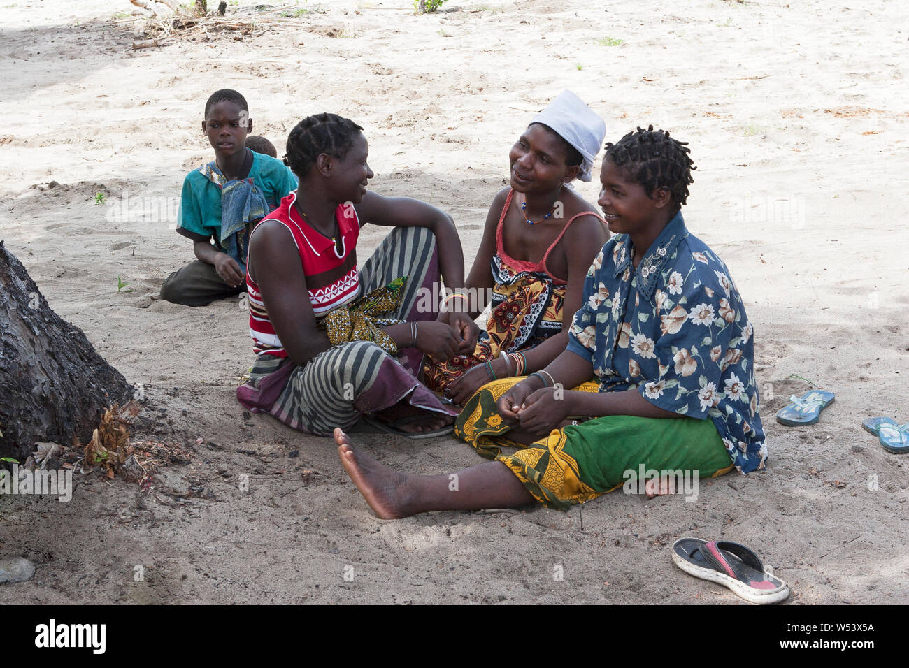 Villaggio locale donne africane in chat, sostenuto da progetti di sviluppo delle mine che aiutano a migliorare i mezzi di sussistenza, come con le tasse scolastiche e le uniformi. Foto Stock