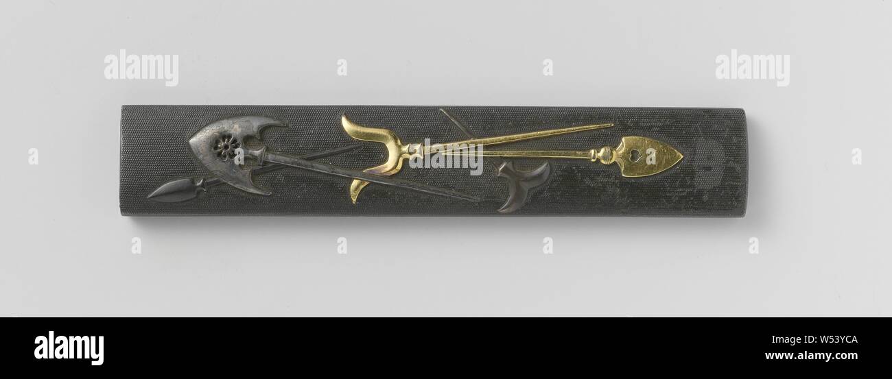 Coltello spada elsa, goffrata rappresentazione di vari tipi di frecce (cinque pezzi) in oro e argento, anonimo, Giappone, 1500 - 1900, oro (metallo), argento (metallo), h 10.6 cm × w 1,8 cm Foto Stock