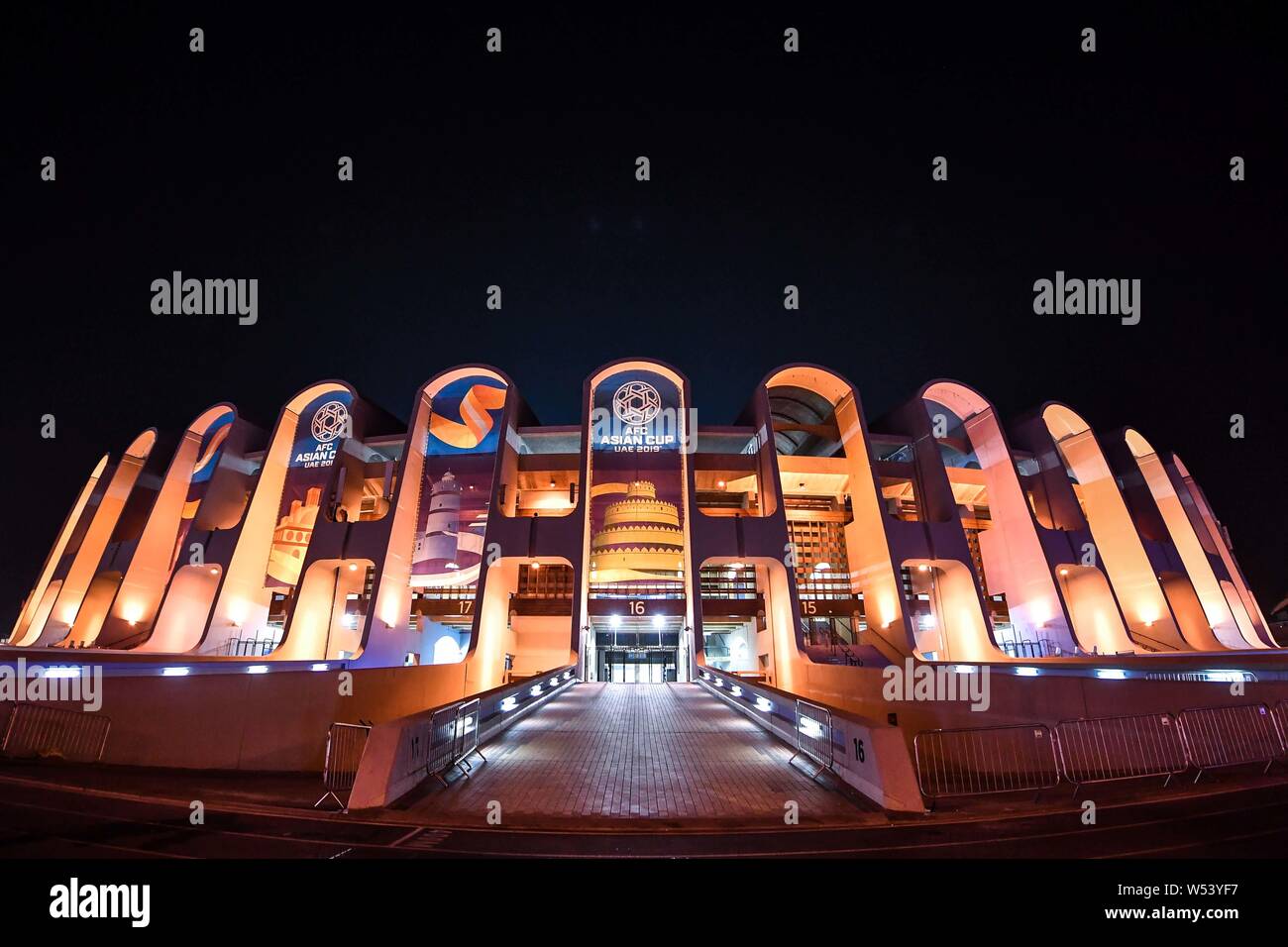 Il Mohammed bin Zayed Stadium a prendere il centro della scena del 2019 AFC Asian Cup è illuminato da luci di Abu Dhabi, Emirati Arabi Uniti, 8 gennaio 2 Foto Stock