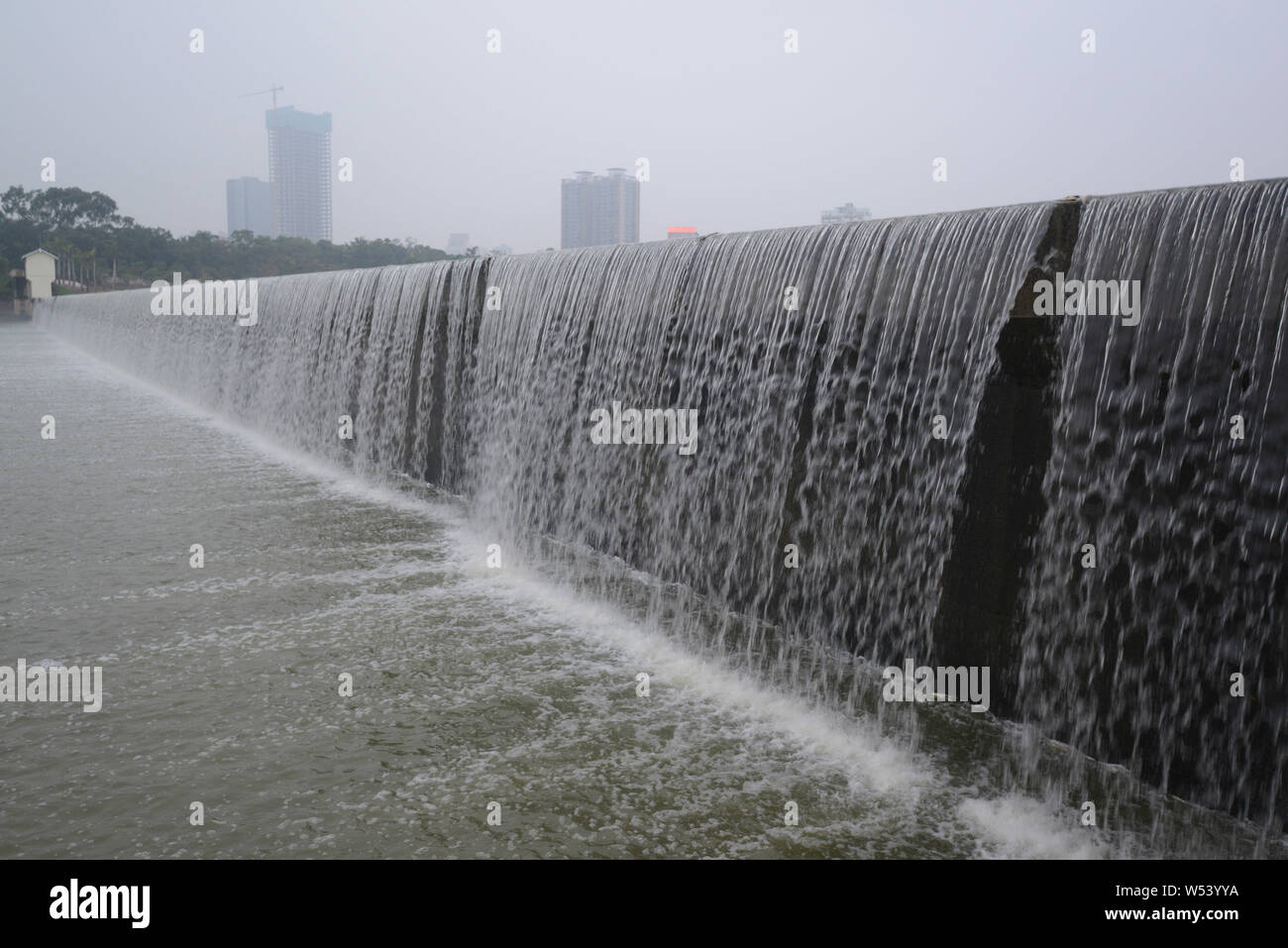Una vista di una gigantesca cascata artificiale nel mezzo del fiume Xinxu in Nanning city, a sud della Cina di Guangxi Zhuang Regione autonoma, 14 gennaio 2019. Foto Stock