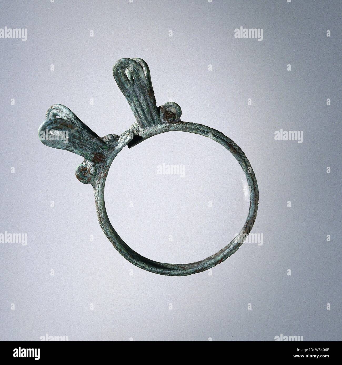 Bracciale braccialetto decorato con due dragonfly-come animali, con sollevata e leggermente arricciata ali., anonimo, Ban Chiang, -400, -200, bronzo (metallo), h 7,6 cm × d 3.1 cm × w 5,5 cm Foto Stock