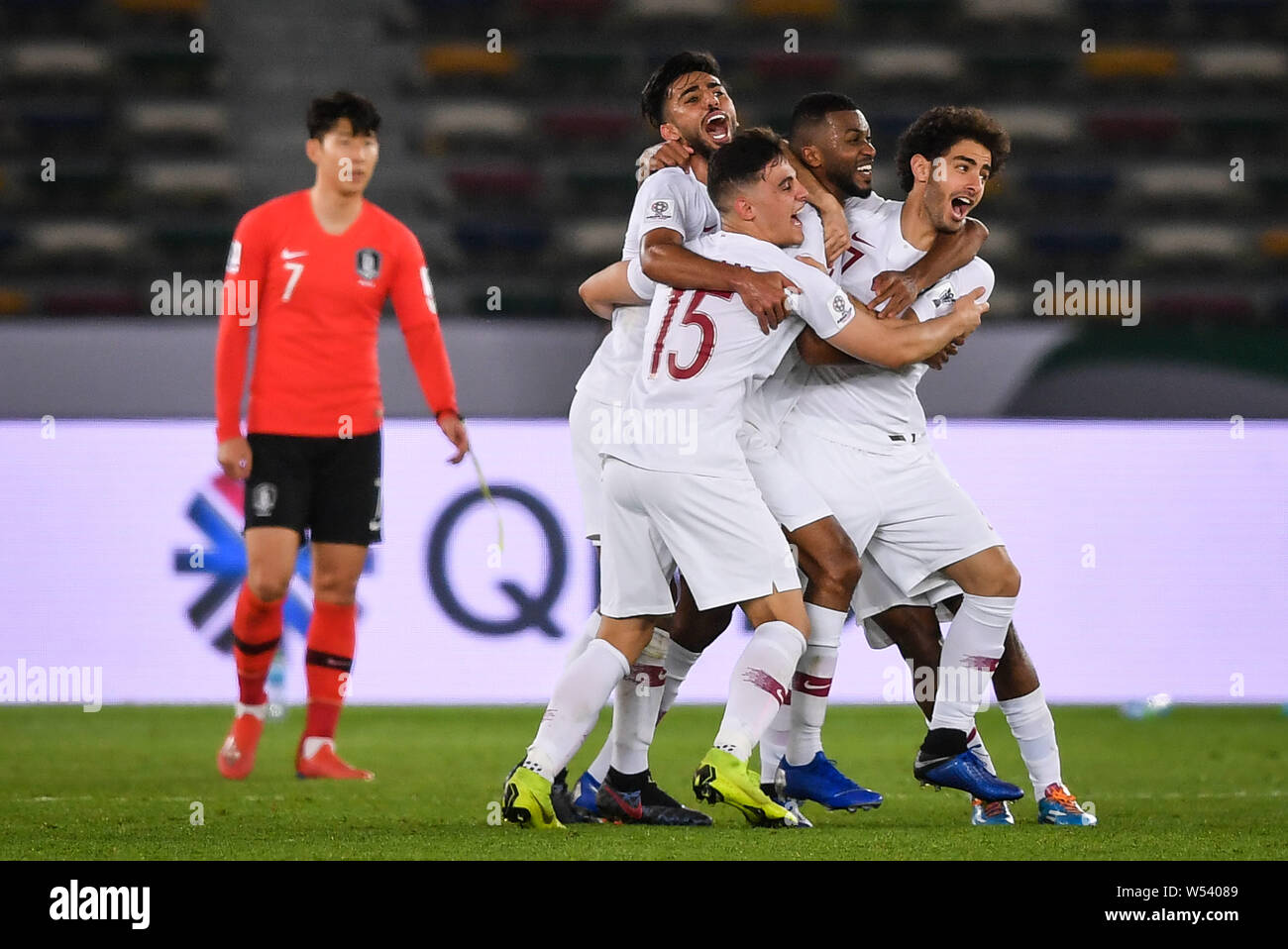 I giocatori del Qatar National football team celebrare dopo il punteggio contro la Corea del Sud nazionale di calcio nel loro quarto di partita finale durante il 201 Foto Stock