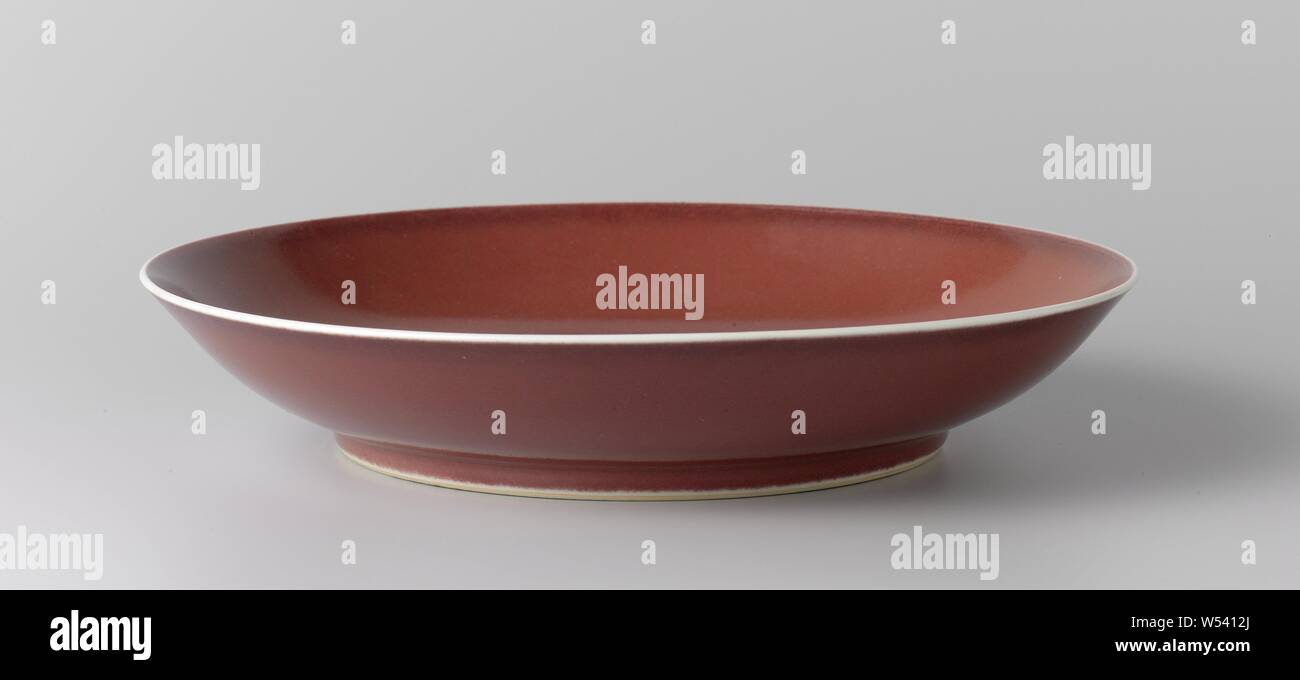 Piattino - piatto con un velo di smalto rosso, pirofila coperta con un monocromatico smalto rosso. Il confine è bianco. Sul lato inferiore all'interno del piede ad anello a smalto traslucido con i sei caratteri marchio tenuta dell'Imperatore Qianlong. Monocromi., anonimo, Cina, c. 1736 - c. 1795, Qing-dinastia (1644-1912) / Qianlong-periodo (1736-1795), porcellana (materiale), smalto, vetrificazione, h 5.2 cm d 27,6 cm d 16,8 cm Foto Stock