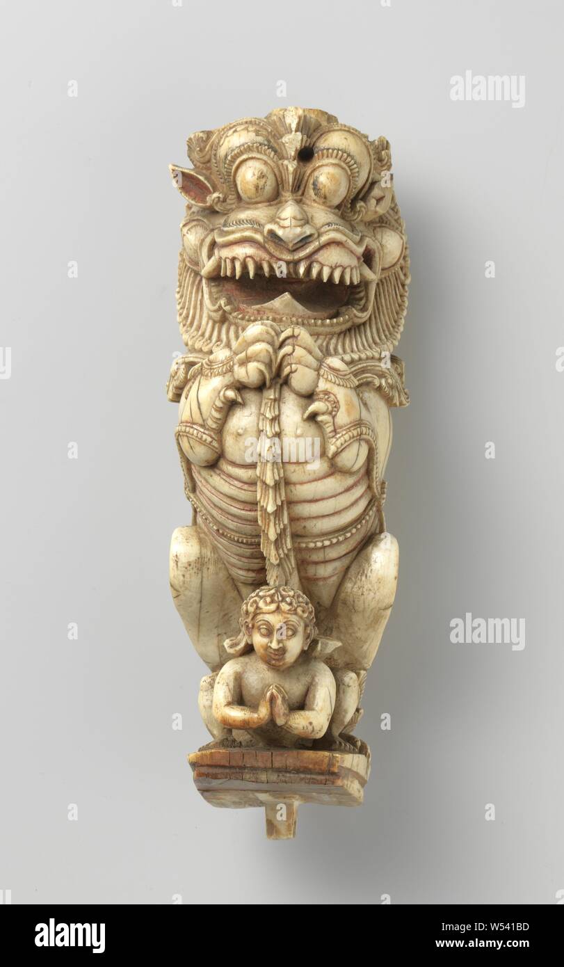 Singha, Statua di Singha in posizione eretta. Vi è una yaksa tra le zampe posteriori. Ci sono tracce di policromia sull'immagine. Probabilmente è un estratto., anonimo, Zuid-India, 1500 - 1600, avorio, colorante, h cm 23 × W 7.7 cm × d 8 cm Foto Stock
