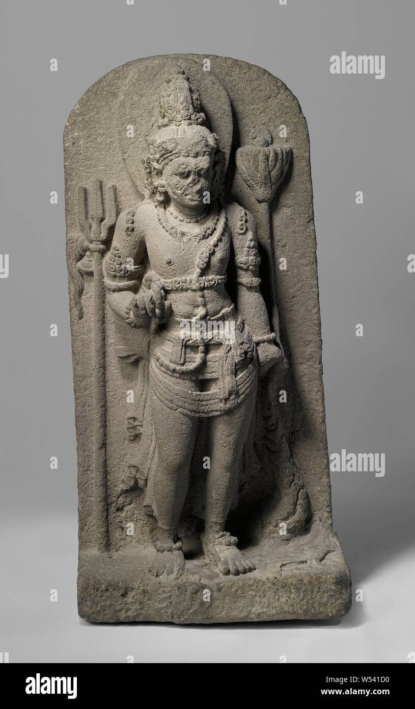 Nandishvara, Nadishvara, guardia di Shiva. Nadishvara ha una nimbus e  alcuni attributi di Shiva: un tridente con un piccolo orologio. Nella mano  destra una catena a perline, mentre la mano sinistra tiene