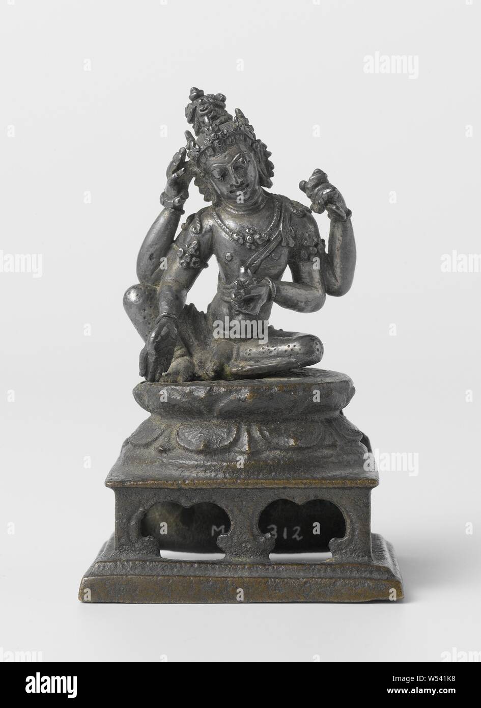 Avalokiteshvara Avalokitesvara, Awalokitesvara seduti, quattro-armati su doppio cuscino di loto posto su base in bronzo, vari simboli in quattro mani., anonimo, Indonesia, 870 - 930, bronzo (metallo), argento (metallo), fondazione, h 9,5 cm × W 6.0 cm × d 4.6 cm Foto Stock