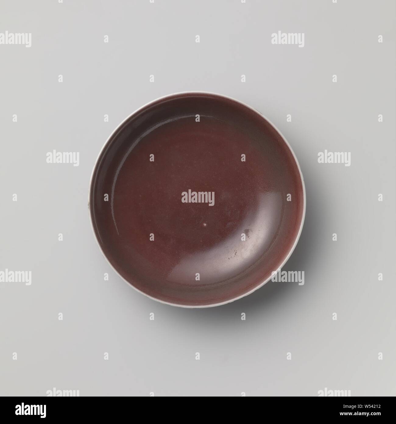 Piattino - piatto con un velo di smalto rosso, piatto porcellana, coperto con un monocromatico smalto rosso. Il confine è bianco. Satinato Bianco all'interno dell'anello piede, con i sei caratteri marchio tenuta dell'Imperatore Qianlong. Un paio di chip per il bordo. Monocromi., anonimo, Cina, c. 1700 - c. 1799, Qing-dinastia (1644-1912) / Kangxi-periodo (1662-1722) / Yongzheng-periodo (1723-1735) / Qianlong-periodo (1736-1795) / Jiaqing-periodo (1796-1820), porcellana (materiale), smalto, vetrificazione, h 4,1 cm d 18.1 cm d 11 cm Foto Stock