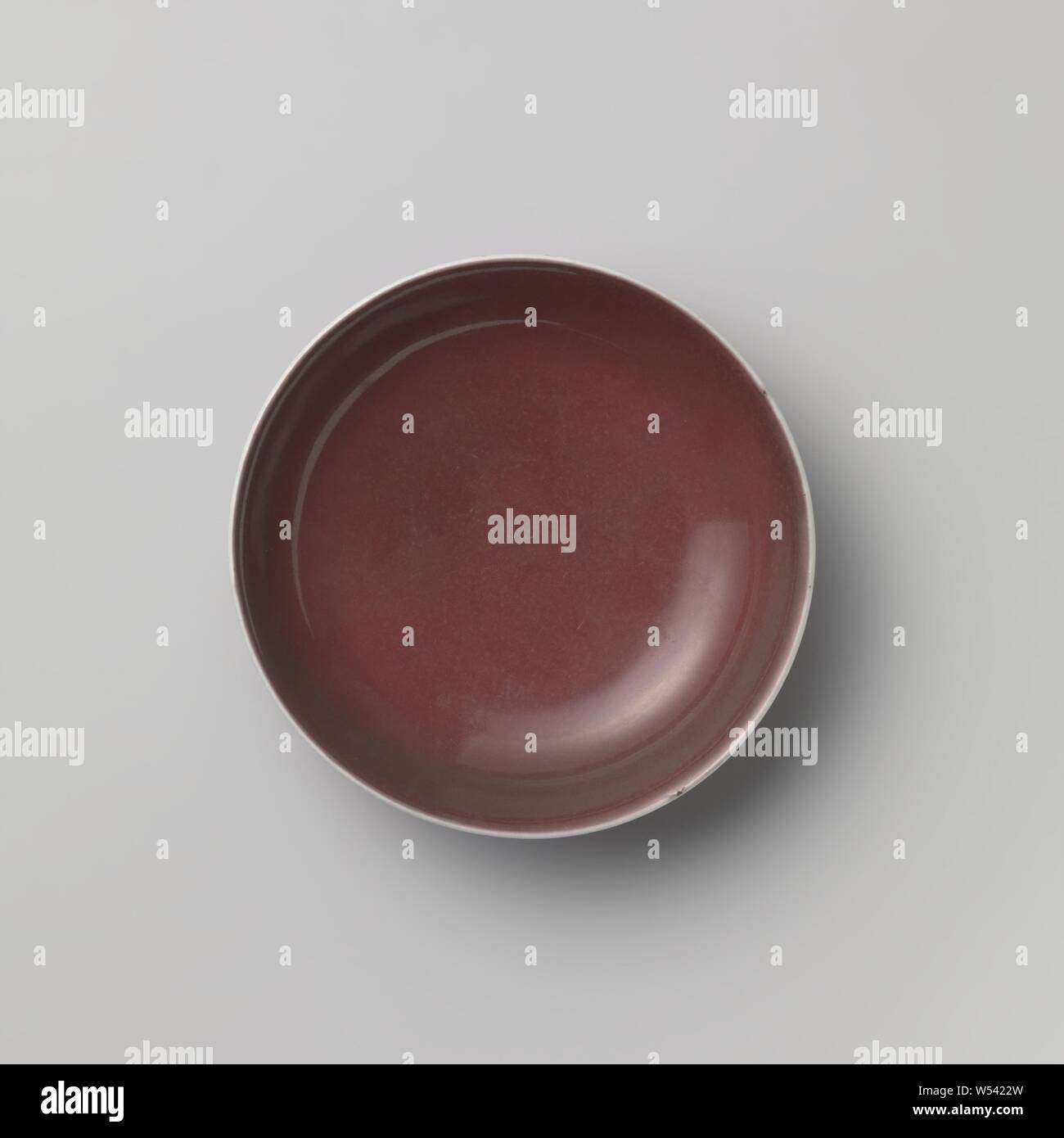 Piattino - piatto con un velo di smalto rosso, pirofila coperta con un monocromatico smalto rosso. Il confine è bianco. Satinato Bianco all'interno dell'anello piede, con i sei caratteri marchio tenuta dell'Imperatore Qianlong. Monocromi., anonimo, Cina, c. 1700 - c. 1799, Qing-dinastia (1644-1912) / Kangxi-periodo (1662-1722) / Yongzheng-periodo (1723-1735) / Qianlong-periodo (1736-1795) / Jiaqing-periodo (1796-1820), porcellana (materiale), smalto, vetrificazione, h 4.2 cm d 17,9 cm d 10,8 cm Foto Stock