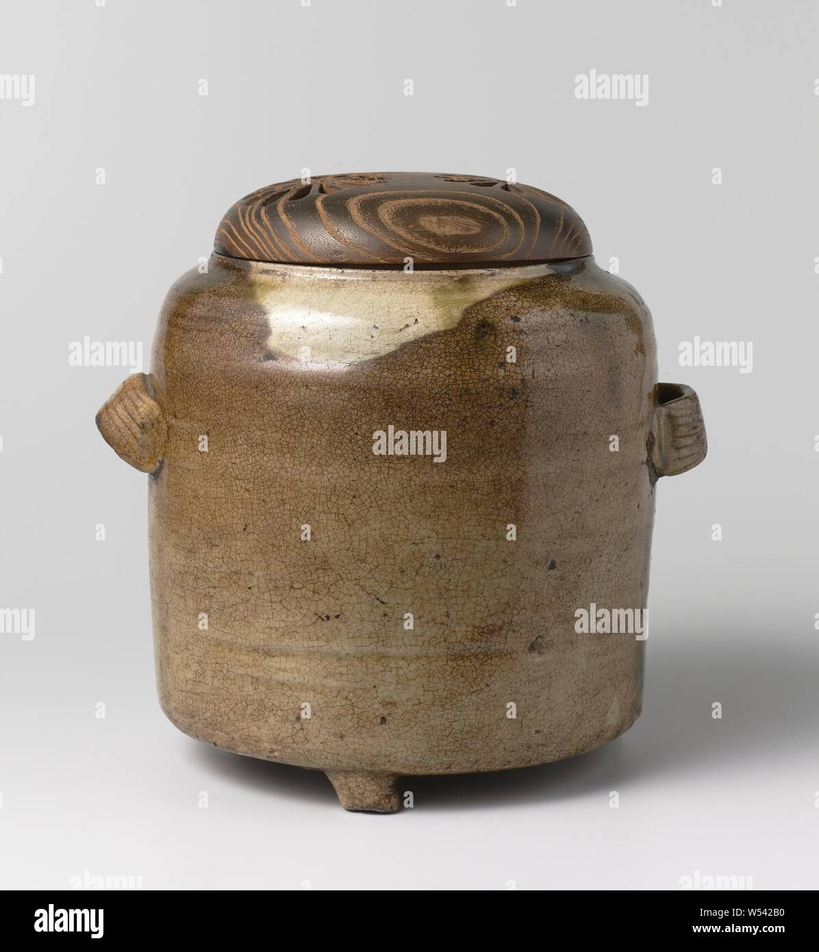Bruciatore a carbone con un coperchio di legno, coperchio di legno del carbonaio realizzati in grès. Aperto in forma di tre crisantemi. Una crepa nel coperchio. Ki Seto., anonimo, Giappone, c. 1600 - c. 1699, Edo-periodo (1600-1868), gres, smalto, deksel, vetrificazione, h 3.2 cm × d 14,4 cm Foto Stock