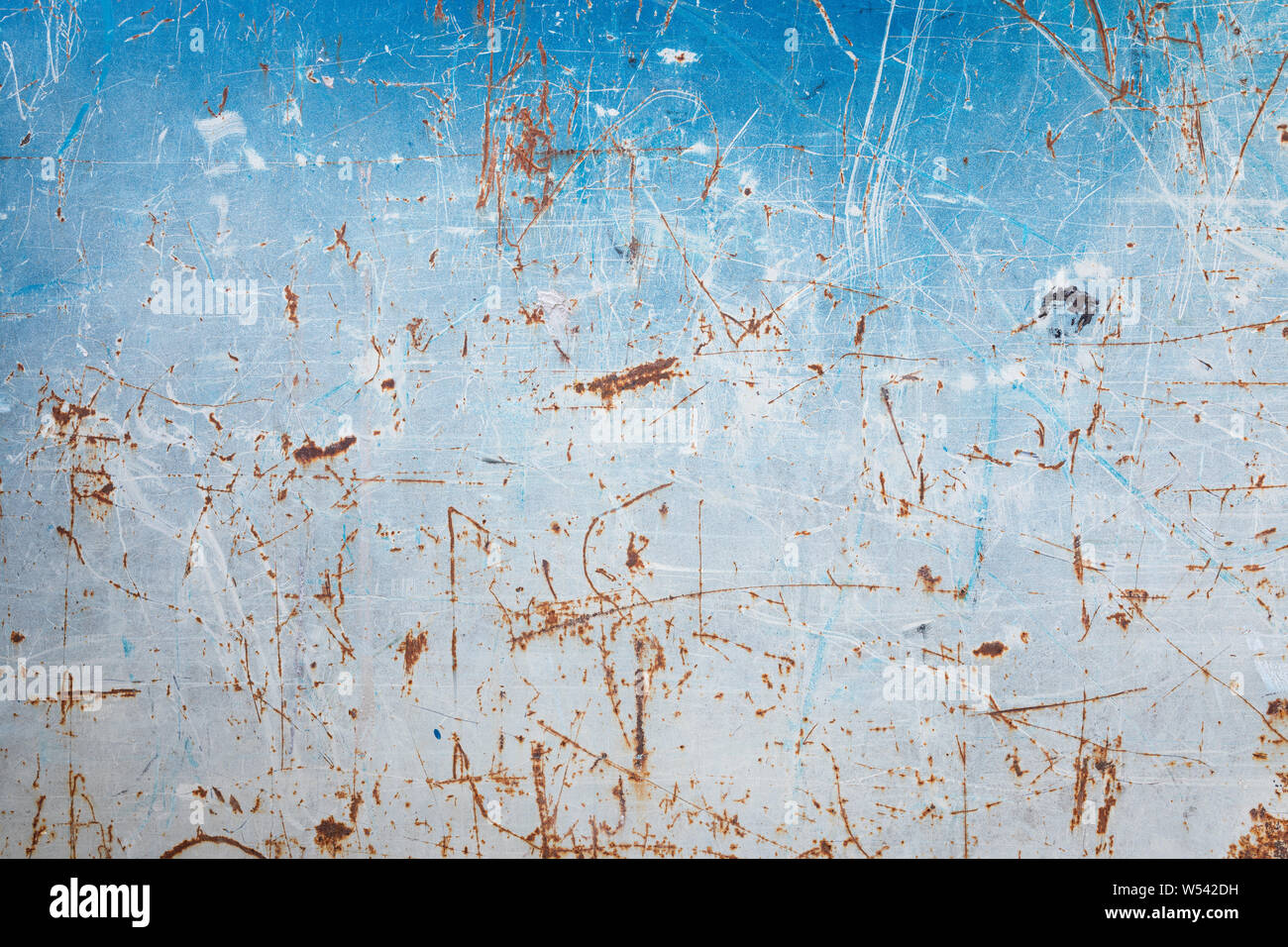 Graffiato metallo arrugginito texture a parete Foto Stock