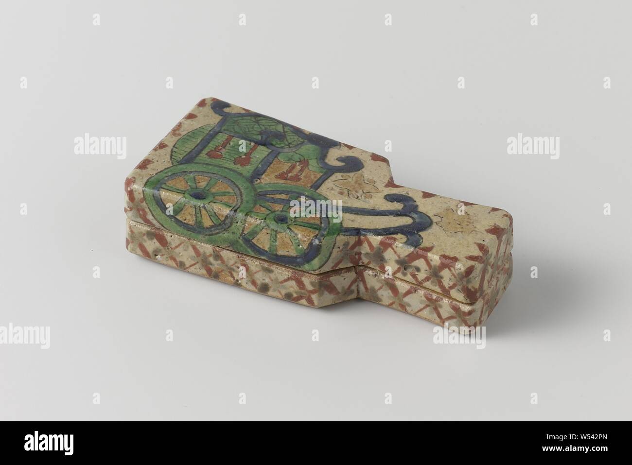 Casella di incenso e panno di incenso scatola con un carrello, casella di incenso di gres nella forma di un bat, dipinta su smalto nel blu, rosso, verde, giallo e nero. Un carrello sul coperchio. Il confine con il tovagliolo lavoro. Stile di Ninsei. Kyoyaki [?]., anonimo, Kyoto (eventualmente), c. 1700 - c. 1799, Edo-periodo (1600-1868), gres, smalto, vetrificazione, h 2.3 cm h 1.1 cm × l 9,4 cm × w 4,5 cm h 1,6 cm × l 9,4 cm × w 4,5 cm Foto Stock