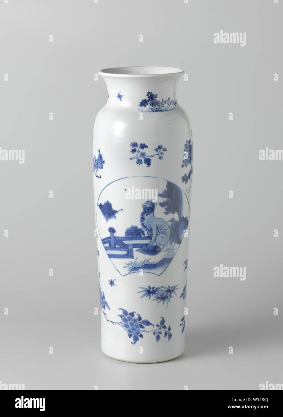 Manicotto di vaso vaso (scorrimento) con fiore spray e (mitologici animali), un vaso (scorri) di porcellana dipinta in underglaze blu. Sul muro due fan-vani sagomati con un aquila su una roccia nei pressi di piante e un animale mitologico in un giardino recintato con una lotus. Separare spray flower intorno le caselle. Sul collo di piante fiorite in prossimità di una roccia e insetti. Porcellana di transizione in blu e bianco., anonimo, Cina, c. 1635 - c. 1650, Ming-dinastia (1368-1644) / Qing-dinastia (1644-1912) / Chongzhen-periodo (1628-1644) / Shunzhi-periodo (1644-1661), porcellana (materiale), smalto, cobalto (minerali Foto Stock