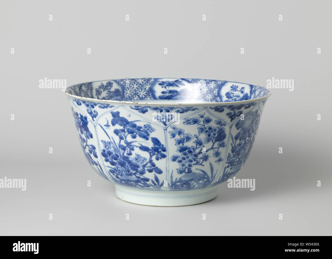 La coppa con petali di loto-pannelli sagomati con fiore spray, rocce e insetti, Vaso di porcellana dipinta in underglaze blu. Sul muro di otto lotus a forma di foglie, di scatole con piante fiorite in, anonimo, Cina, c. 1680 - c. 1720, Qing-dinastia (1644-1912) / Kangxi-periodo (1662-1722), porcellana (materiale), smalto, cobalto (minerali), di vetrificazione, h 15.8 cm d 30.4 cm d 15 cm Foto Stock