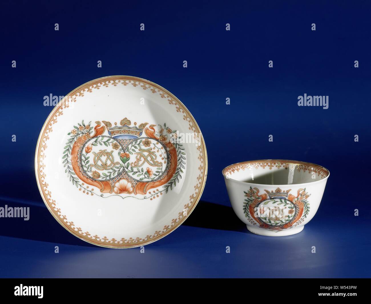 A campana e tazza piattino con un doppio incoronato ...
