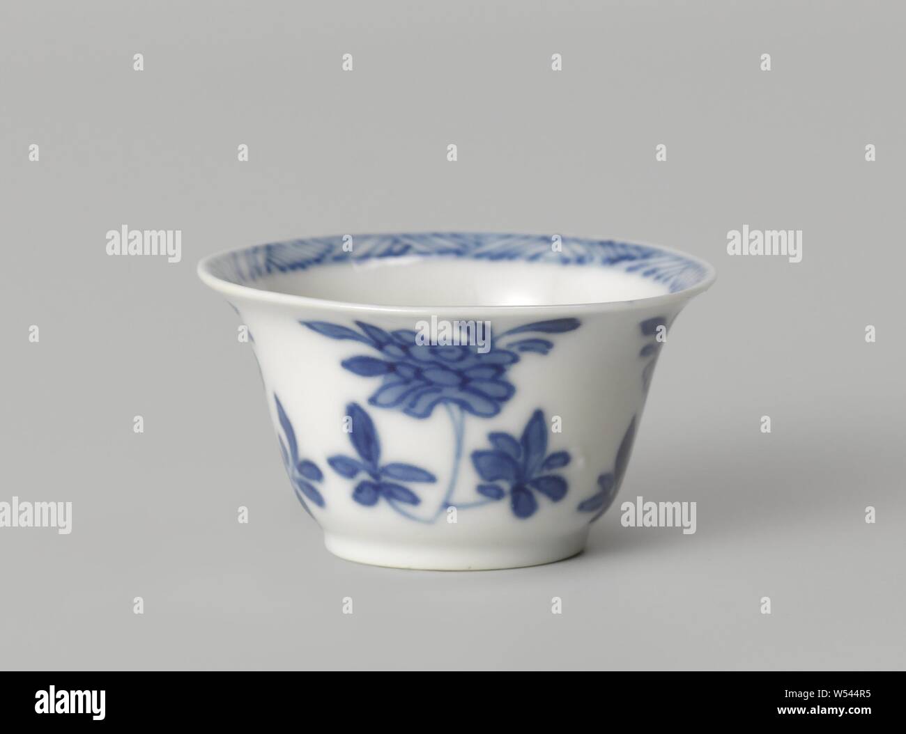 A forma di campana cup con spruzzi di fiore a forma di campana tazza di porcellana dipinta in underglaze blu. Sulla parete esterna di rami di fiori (peonia, prunus). Sul fondo di un ramo di fiori e il bordo interno con un tratteggio. Contrassegnato sul fondo con 'shou'. Il blu e il bianco dei fiori, ornamento, anonimo, Cina, c. 1700 - c. 1724, Qing-dinastia (1644-1912) / Kangxi-periodo (1662-1722) / Yongzheng-periodo (1723-1735), porcellana (materiale), smalto, cobalto (minerale), la vetrificazione, d 4.2 cm Foto Stock